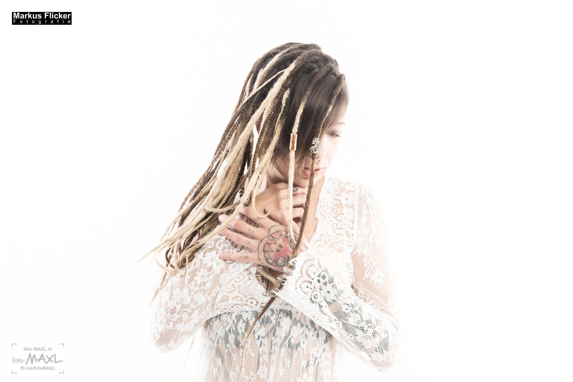 Das weiße Kleid mit Female Girl Model Lisa Tattoo Piercing inkl. 37 Fototipps und Bildideen Das weiße Kleid mit Female Girl Model Lisa Tattoo Piercing