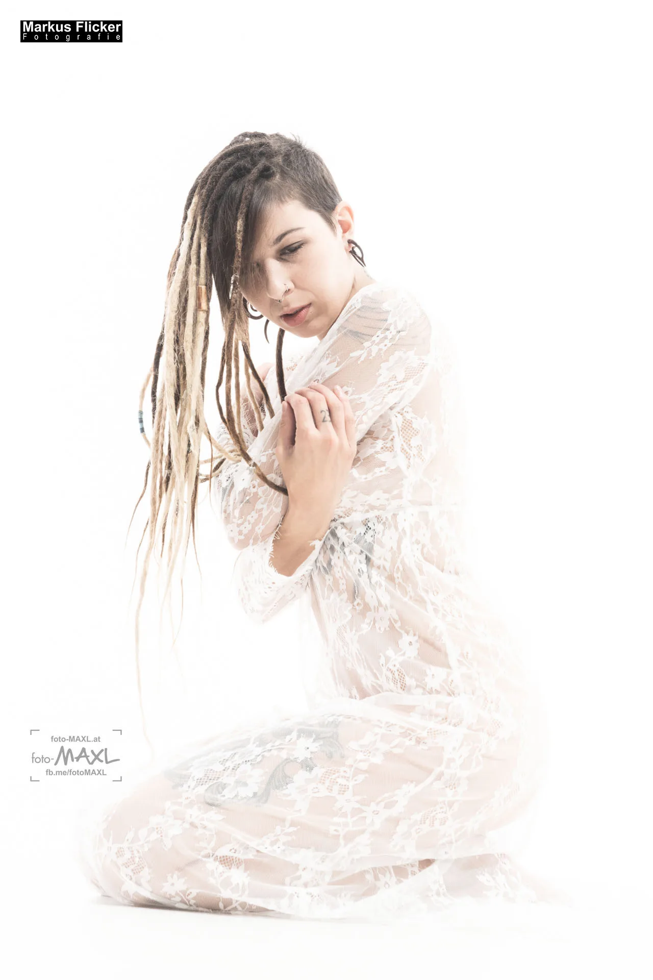 Das weiße Kleid mit Female Girl Model Lisa Tattoo Piercing inkl. 37 Fototipps und Bildideen Das weiße Kleid mit Female Girl Model Lisa Tattoo Piercing