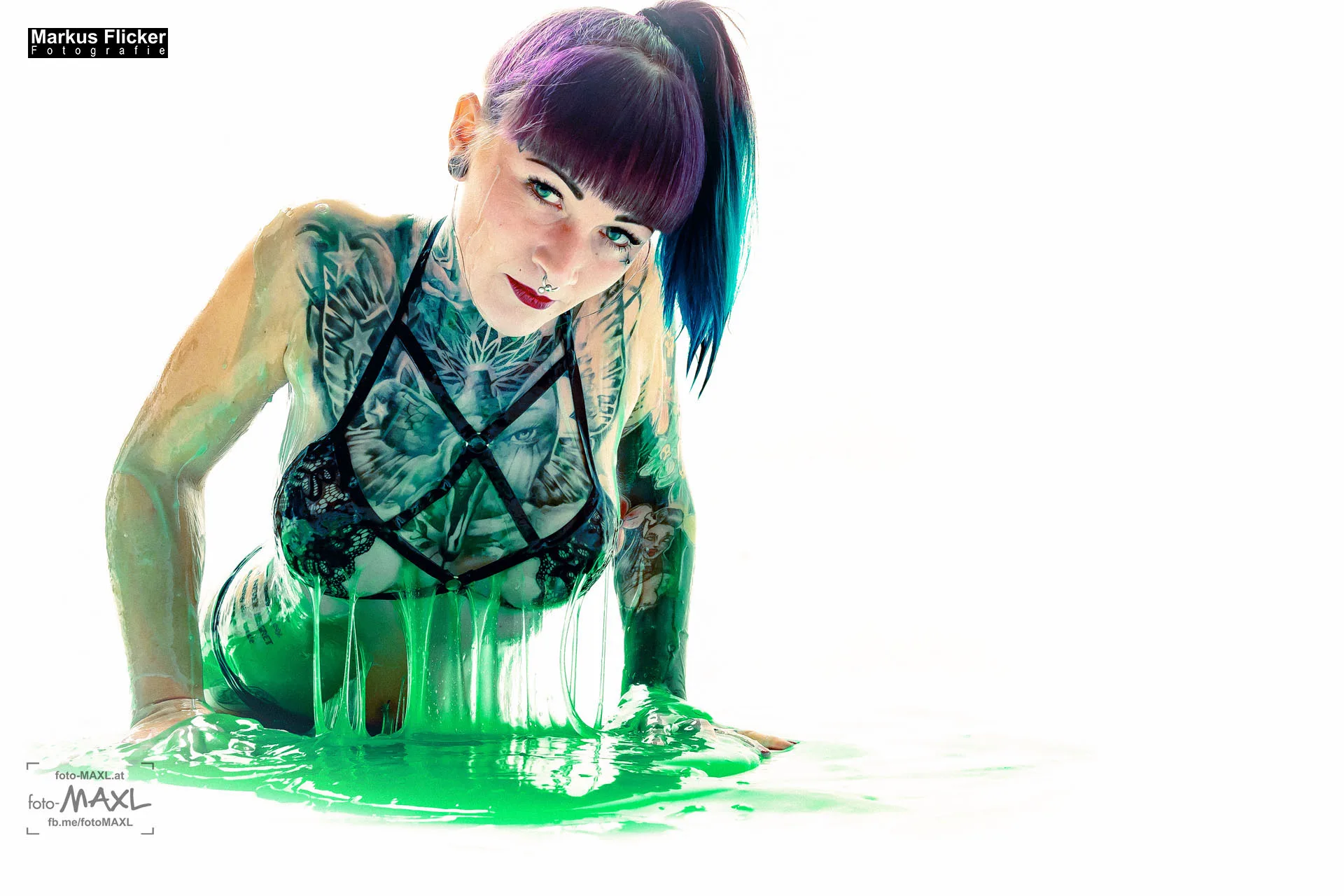 BodySlime Schleim Fotoshooting mit Female Tattoo Model Marietta Girl im Fotostudio