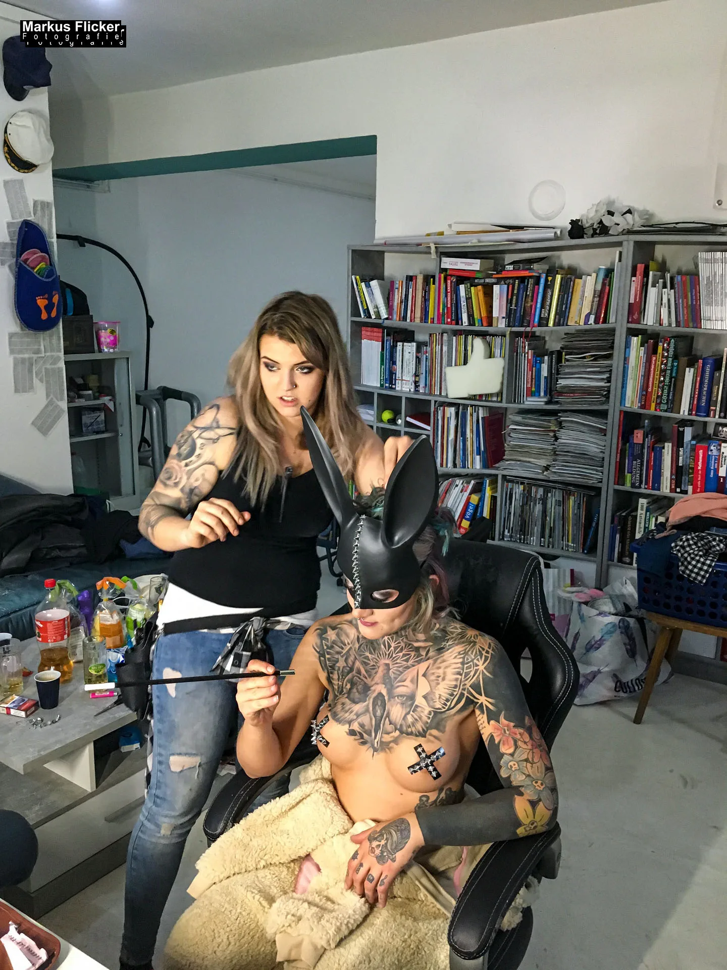 Behind the scenes Fotografie bei Fotoshootings BTS hinter den Kulissen und Einblick für deine Kunden mit Fotos und Videos deiner Tätigkeit Making Of Making Of sexy Ostershooting im Fotostudio mit Hasen im Studio zu Ostern