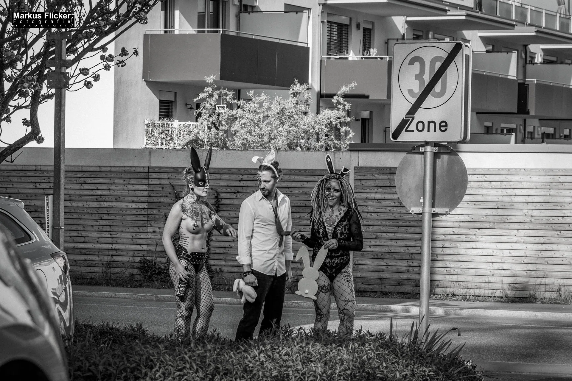 Behind the scenes Fotografie bei Fotoshootings BTS hinter den Kulissen und Einblick für deine Kunden mit Fotos und Videos deiner Tätigkeit Making Of Making Of sexy Ostershooting im Fotostudio mit Hasen im Studio zu Ostern