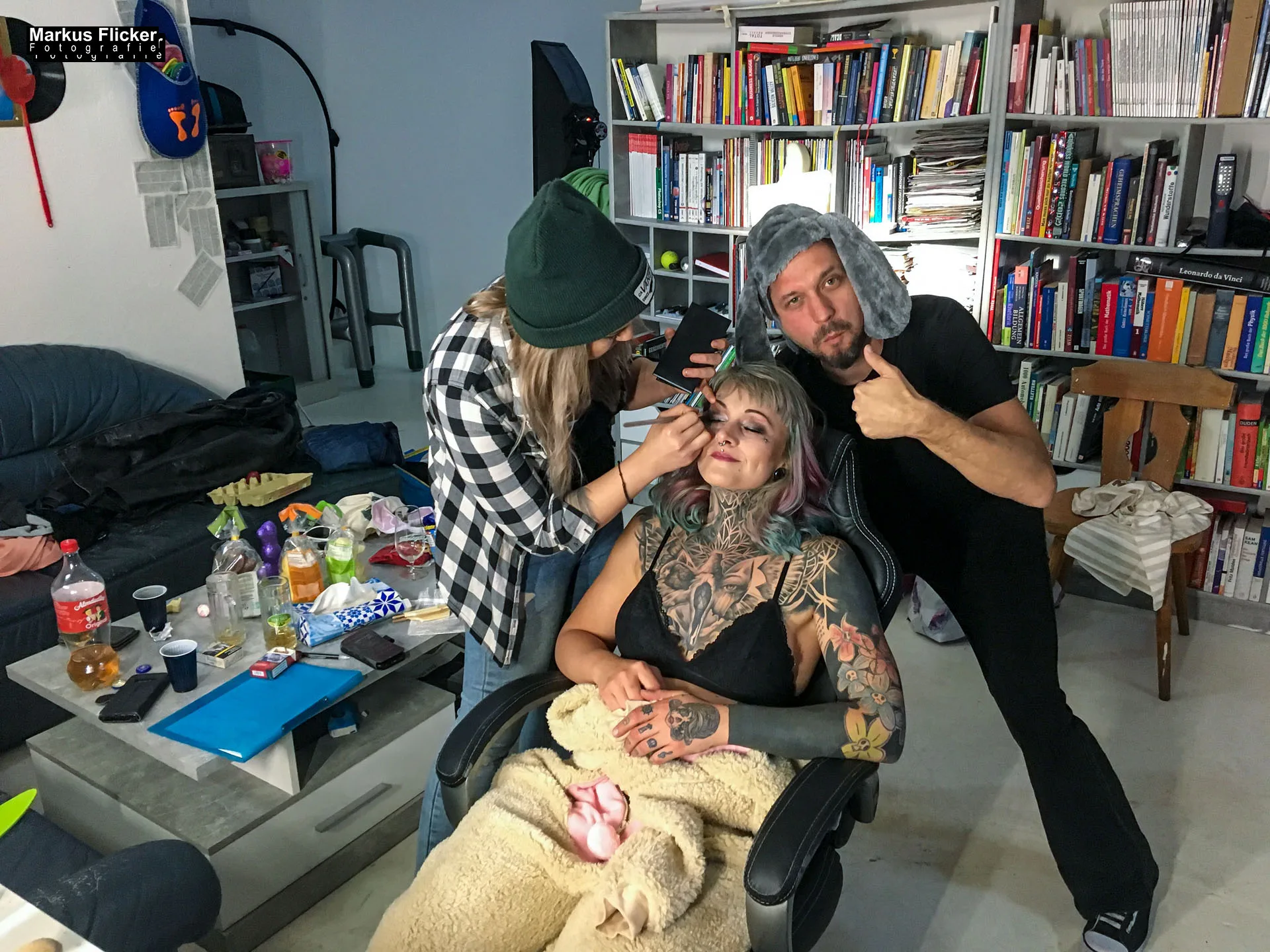 Behind the scenes Fotografie bei Fotoshootings BTS hinter den Kulissen und Einblick für deine Kunden mit Fotos und Videos deiner Tätigkeit Making Of Making Of sexy Ostershooting im Fotostudio mit Hasen im Studio zu Ostern