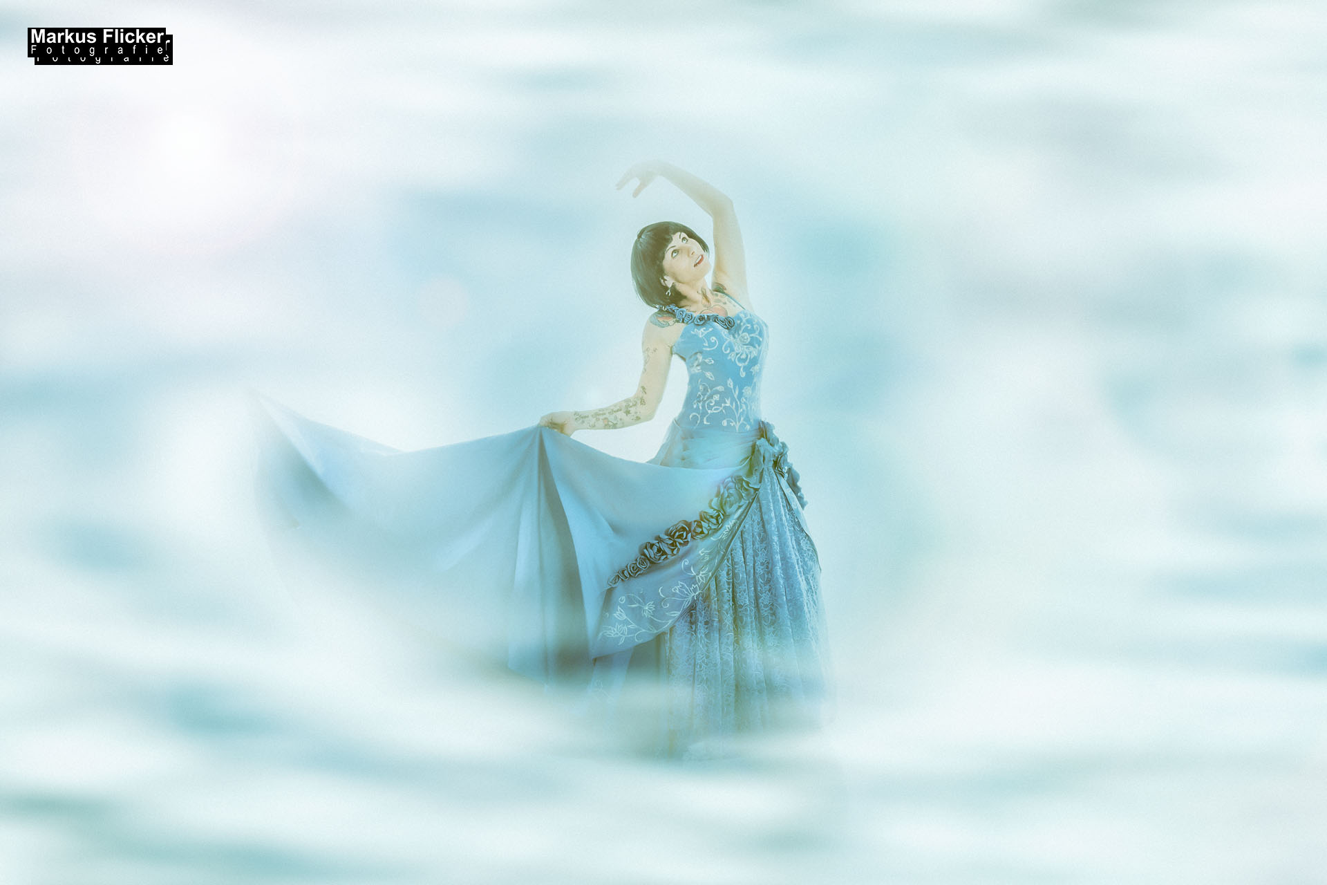 Das blaue Kleid mit Female Model Little Crazyinkedgirl Tattoomodel Compositing Adobe Photoshop