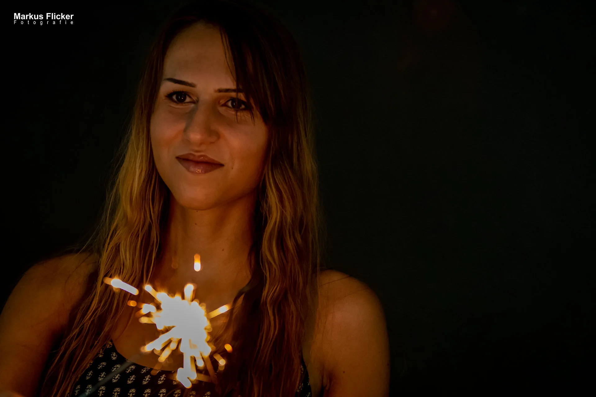 Female Model Laura mit Wunderkerze und Funken Low Light Fotografie im Fotostudio inkl. Fototipps und Ticks