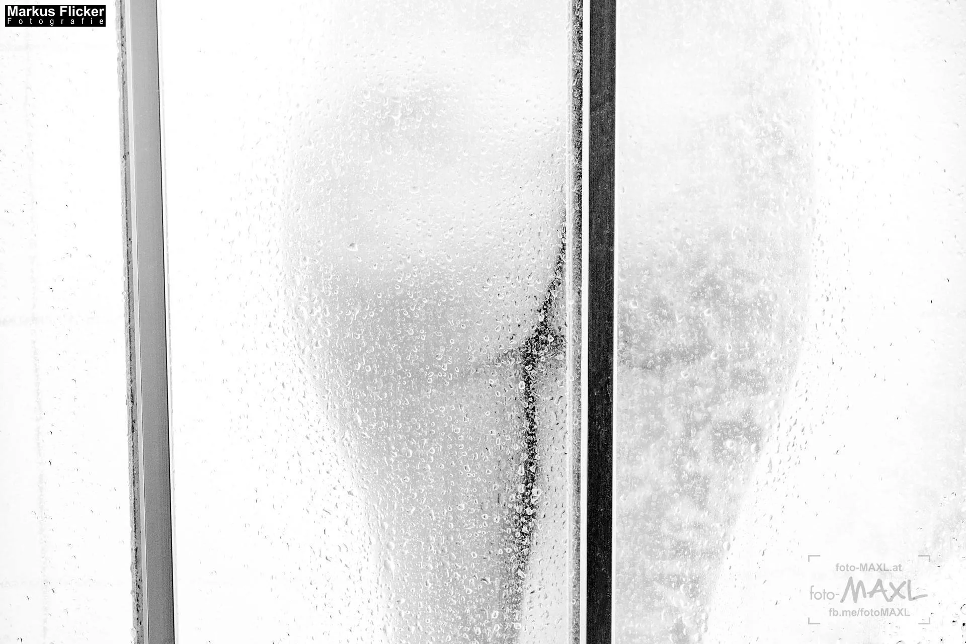 Erotic Art Shower Girl Aktfotografie in der Dusche im Fotostudio