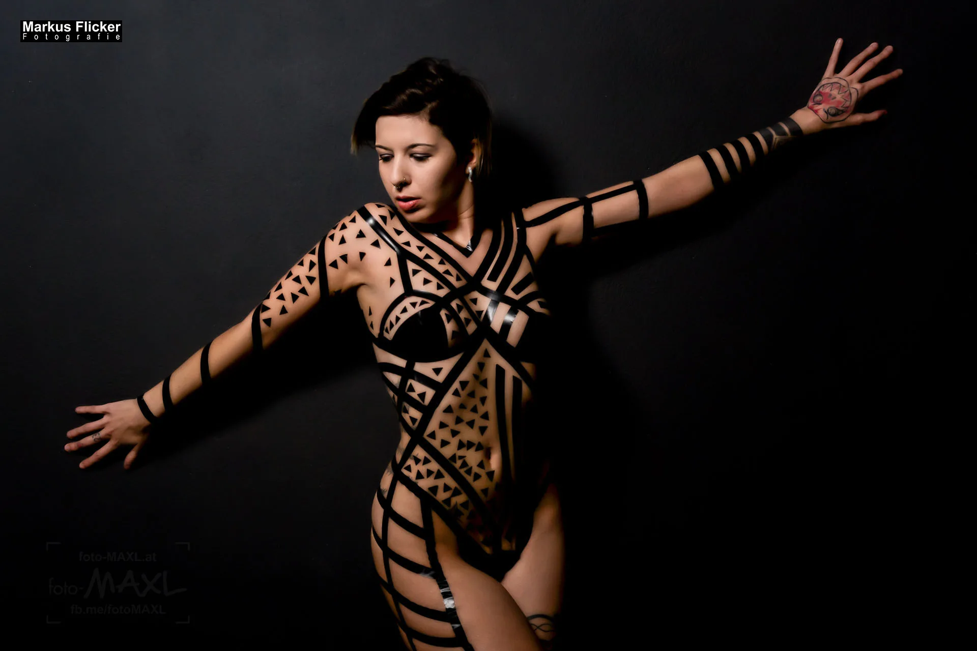 Tape The Model Photography Female Model Lisa Dark Akt Nude Klebeband Fotoshooting im Fotostudio #TapeTheModelPhotography inkl. 37 Fototipps und Bildideen Tape The Model Photography Female Model Lisa Dark Akt Nude Klebeband Fotoshooting im Fotostudio #TapeTheModelPhotography