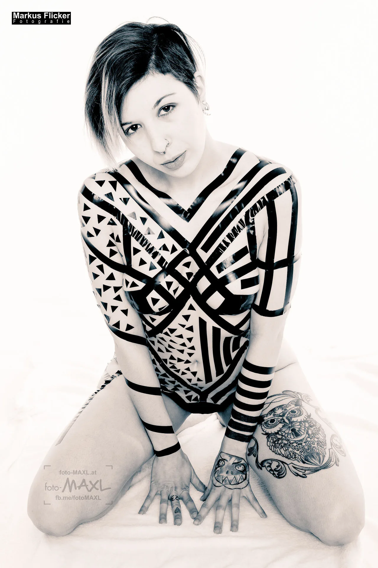 Tape The Model Photography Female Model Lisa Dark Akt Nude Klebeband Fotoshooting im Fotostudio #TapeTheModelPhotography inkl. 37 Fototipps und Bildideen Tape The Model Photography Female Model Lisa Dark Akt Nude Klebeband Fotoshooting im Fotostudio #TapeTheModelPhotography