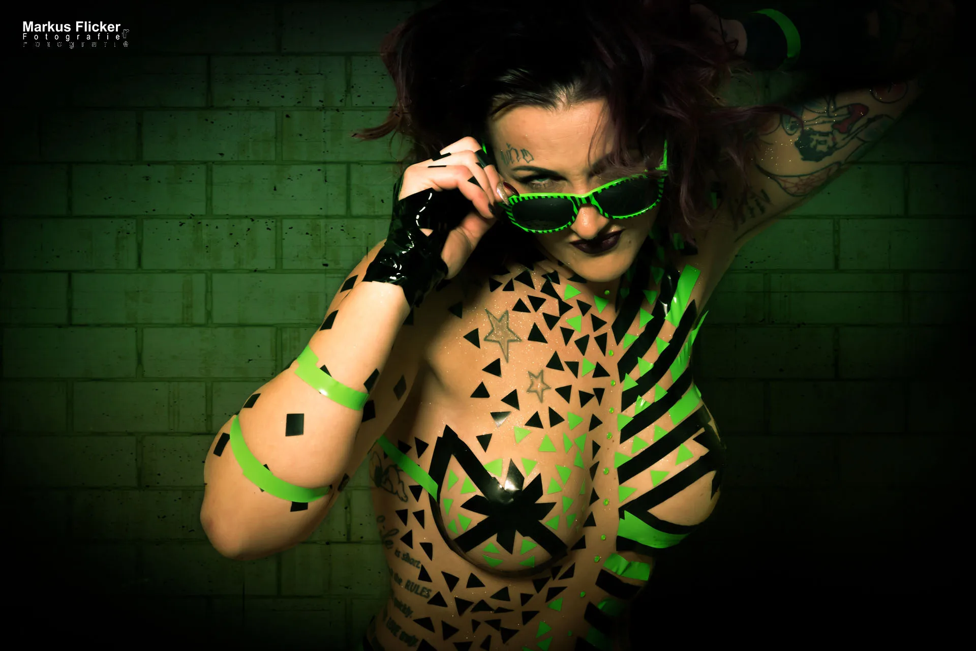 Female Model Marietta mit Klebeband auf dem Körper Tape Photography #tapethemodelphotography Bunte Aktofotografie
