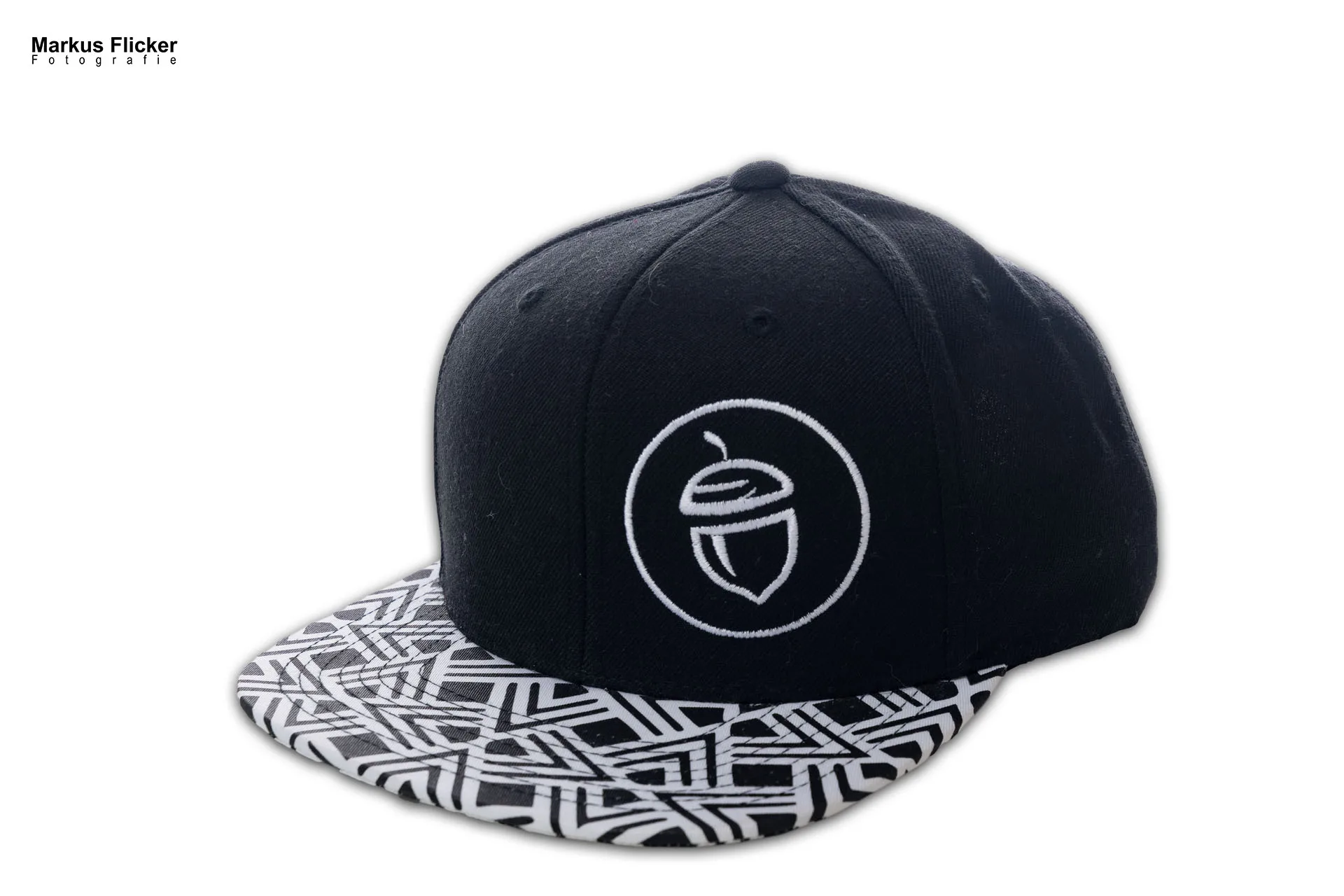 Oachkatzlschwoaf Streetwear Caps & Shirts Produktfotos im Studio inkl. 37 Fototipps für Streetwear Oachkatzlschwoaf Streetwear