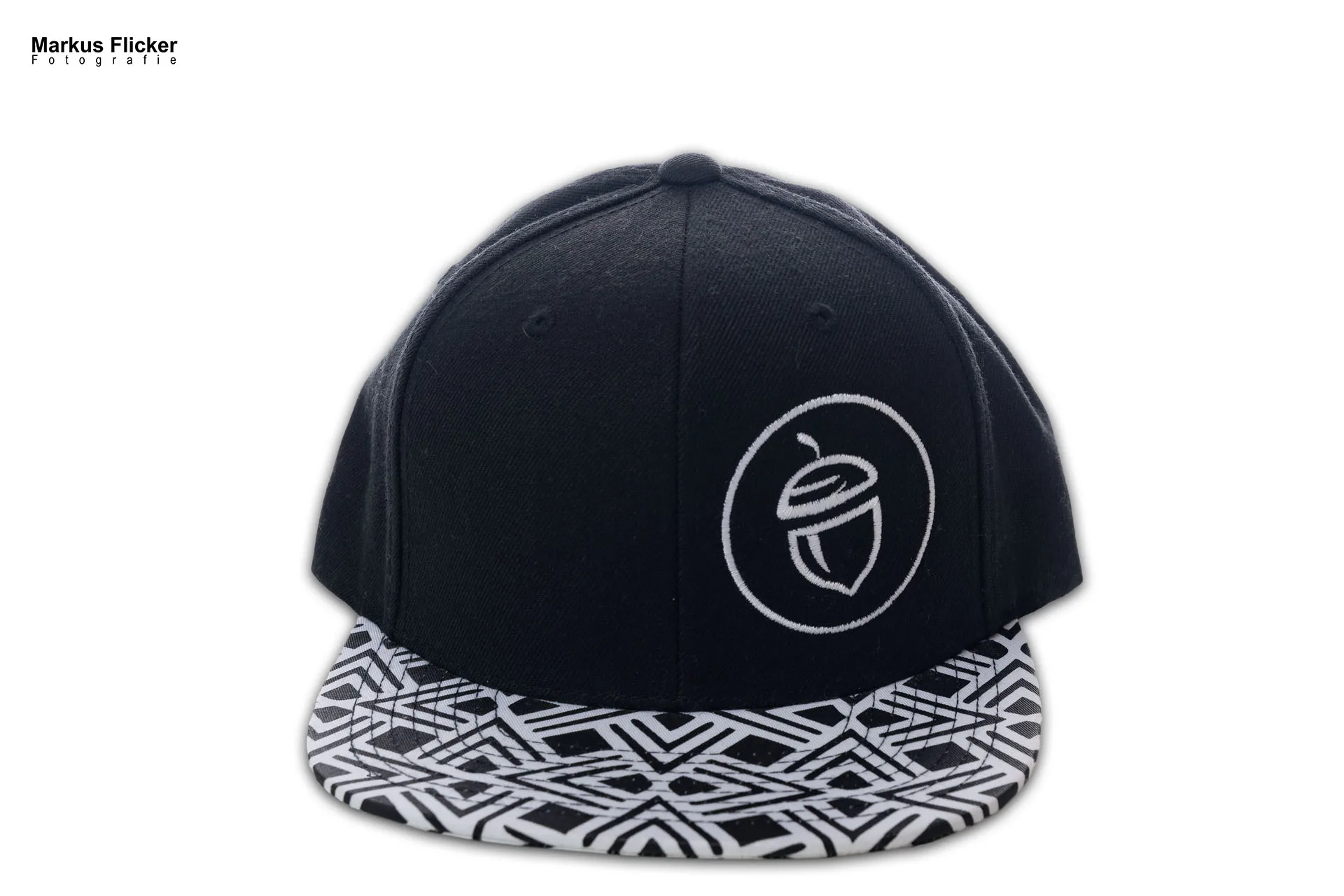 Oachkatzlschwoaf Streetwear Caps & Shirts Produktfotos im Studio inkl. 37 Fototipps für Streetwear Oachkatzlschwoaf Streetwear