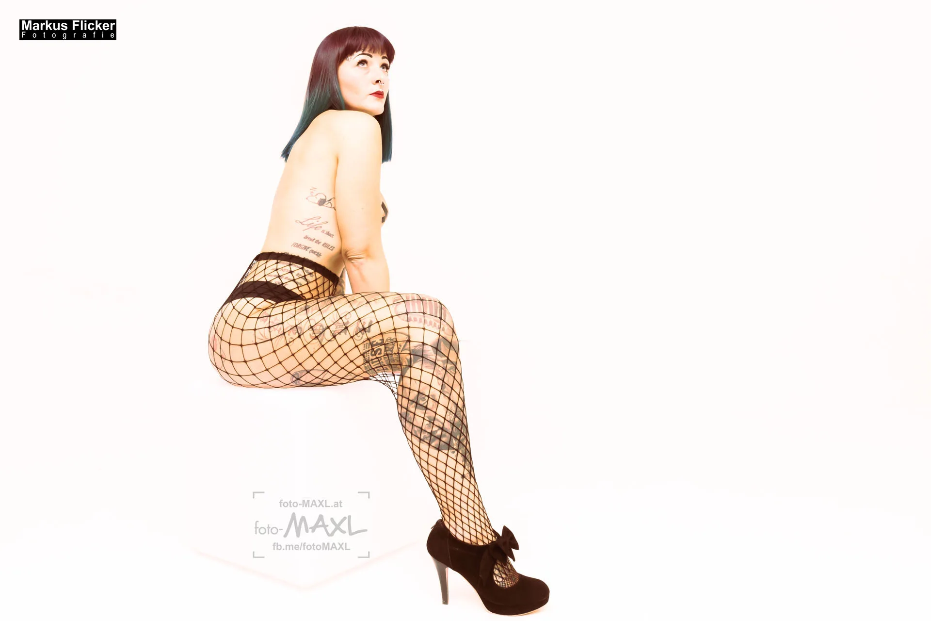 Leuchtender Würfel und Netzstrumpfhose mit Tattoo Female Model Marietta Aktfotoshooting im Fotostudio inkl. 37 Fototipps und Bildideen Leuchtender Würfel und Netzstrumpfhose mit Tattoo Female Model Marietta Aktfotoshooting im Fotostudio
