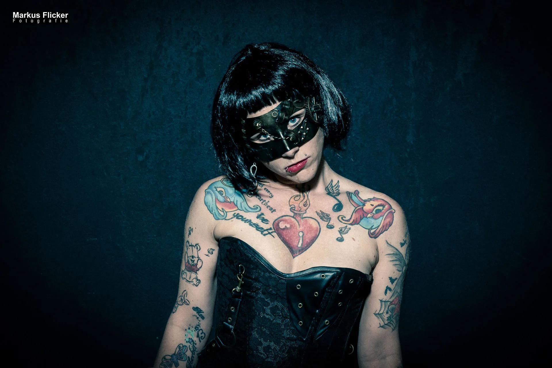 Burlesque Dessous Photography mit Maske und Perücke Female Model Elke Little Crazyinkedgirl Tattoomodel inkl. 37 Fototipps und Bildideen Burlesque Dessous Photography mit Maske und Perücke Female Model Elke Little Crazyinkedgirl Tattoomodel