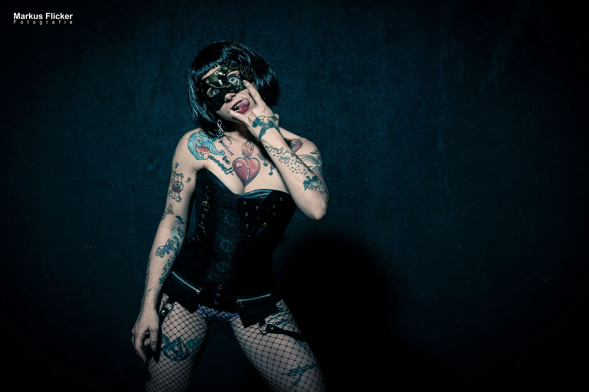 Burlesque Dessous Photography mit Maske und Perücke Female Model Elke Little Crazyinkedgirl Tattoomodel inkl. 37 Fototipps und Bildideen Burlesque Dessous Photography mit Maske und Perücke Female Model Elke Little Crazyinkedgirl Tattoomodel