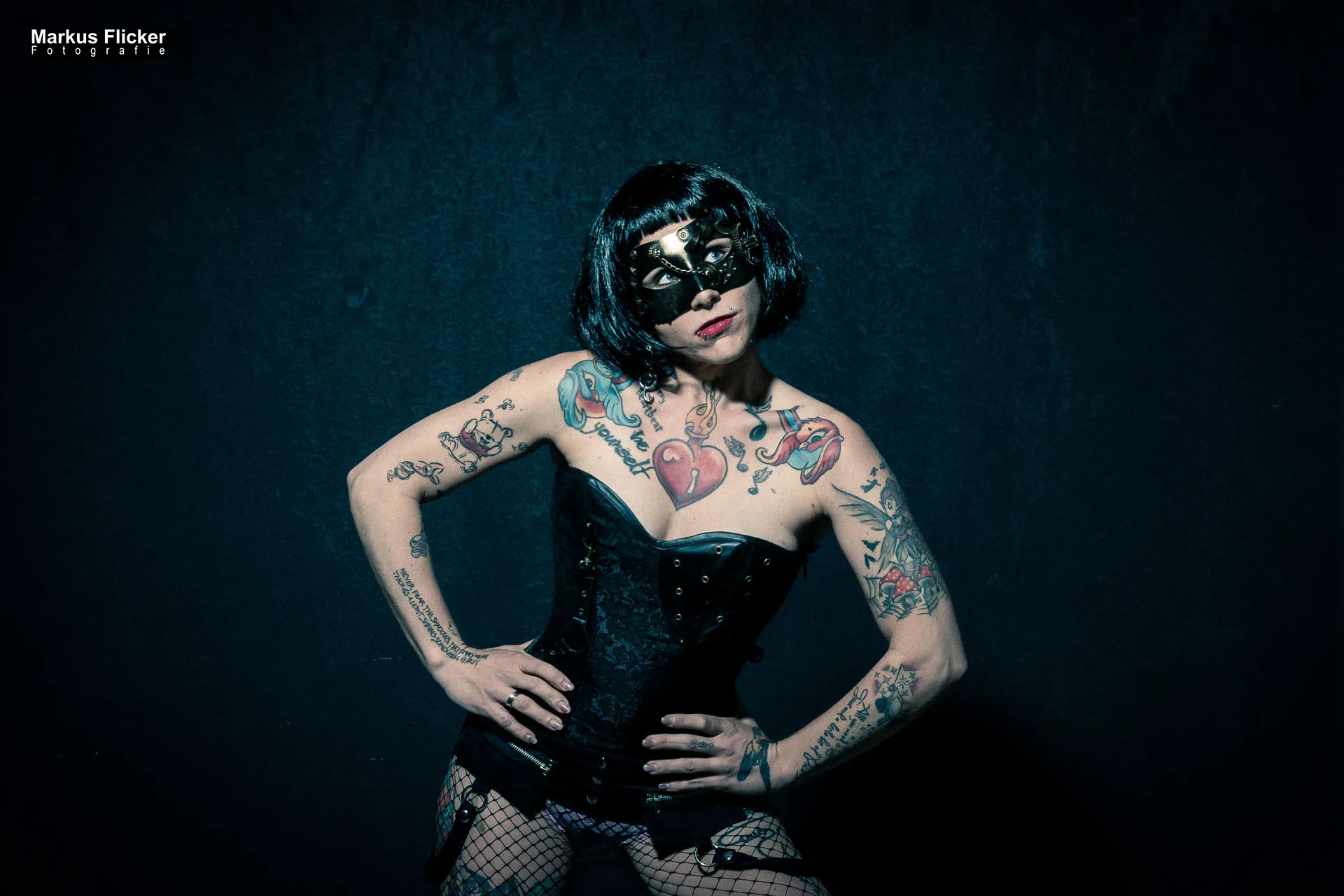Burlesque Dessous Photography mit Maske und Perücke Female Model Elke Little Crazyinkedgirl Tattoomodel inkl. 37 Fototipps und Bildideen Burlesque Dessous Photography mit Maske und Perücke Female Model Elke Little Crazyinkedgirl Tattoomodel