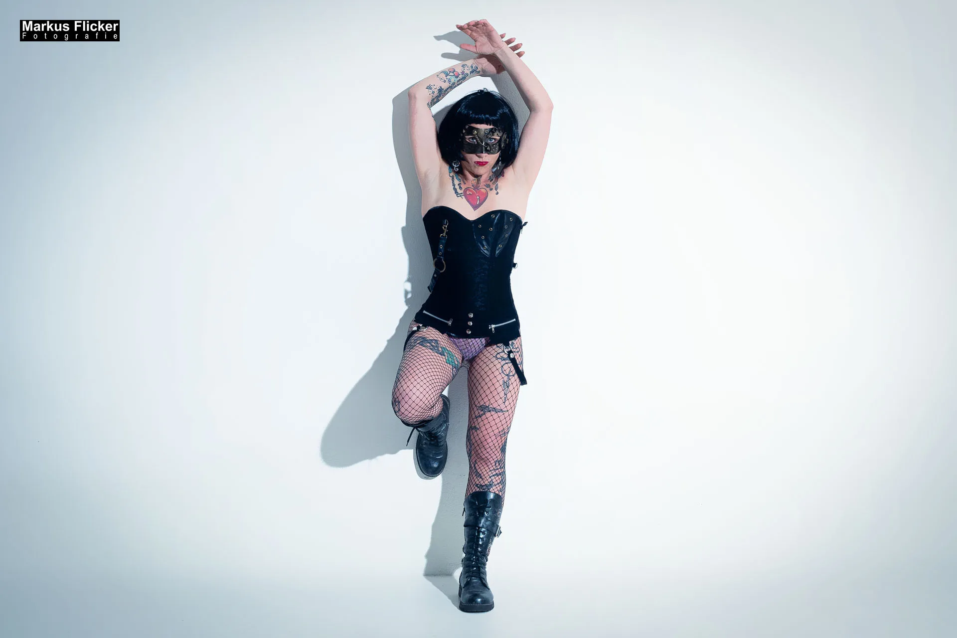 Burlesque Dessous Photography mit Maske und Perücke Female Model Elke Little Crazyinkedgirl Tattoomodel inkl. 37 Fototipps und Bildideen Burlesque Dessous Photography mit Maske und Perücke Female Model Elke Little Crazyinkedgirl Tattoomodel