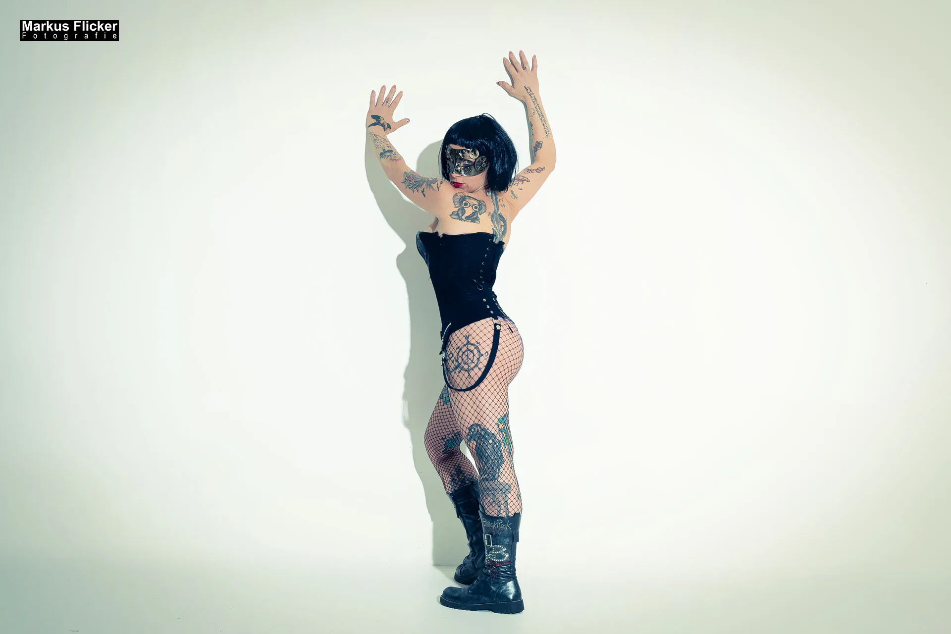 Burlesque Dessous Photography mit Maske und Perücke Female Model Elke Little Crazyinkedgirl Tattoomodel inkl. 37 Fototipps und Bildideen Burlesque Dessous Photography mit Maske und Perücke Female Model Elke Little Crazyinkedgirl Tattoomodel