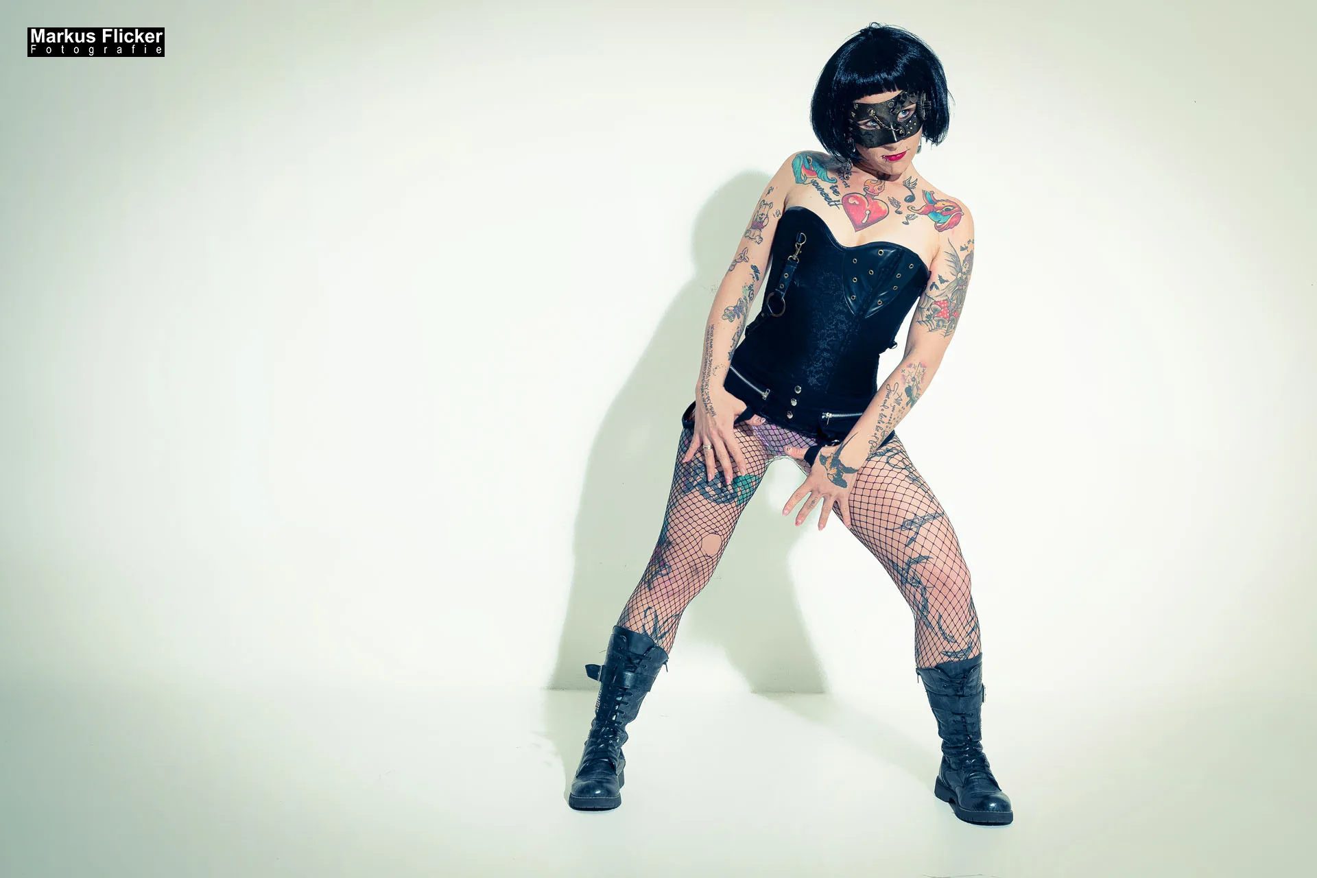 Burlesque Dessous Photography mit Maske und Perücke Female Model Elke Little Crazyinkedgirl Tattoomodel inkl. 37 Fototipps und Bildideen Burlesque Dessous Photography mit Maske und Perücke Female Model Elke Little Crazyinkedgirl Tattoomodel