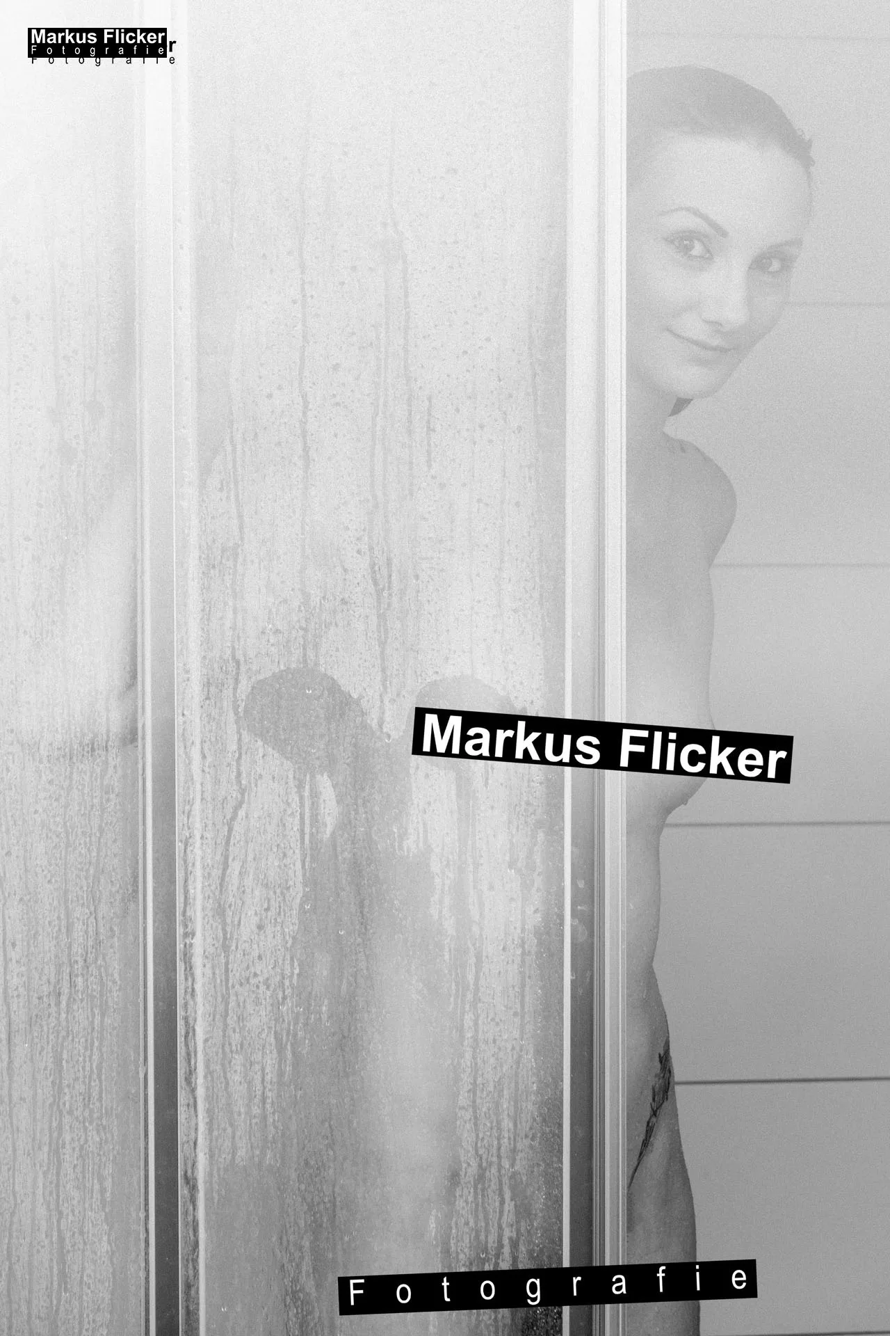 Aktfotografie: Körperhaltung, Posing und Lichtsetzung – Der große Praxisguide für ausdrucksstarke Bilder Fotoshooting mit Female Model Viktoria Maxx Dusche Aktfotografie Dessousfotografie Lack & Leder Fashionoutfit