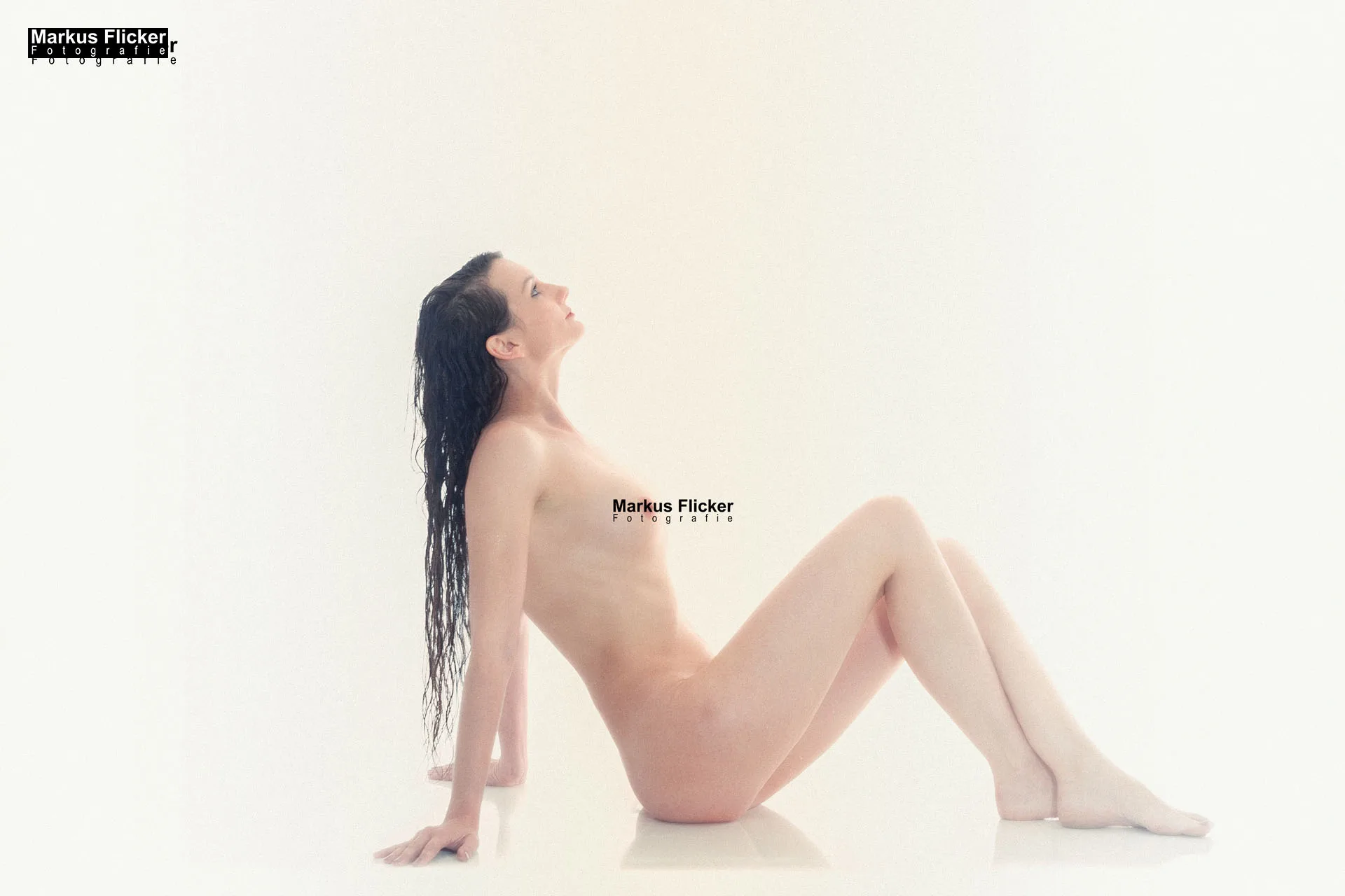 Portfolio Fotografie Videografie Fotograf Videograf Graz Steiermark Österreich Fotoshooting mit Female Model Viktoria Maxx Dusche Aktfotografie Dessousfotografie Lack & Leder Fashionoutfit