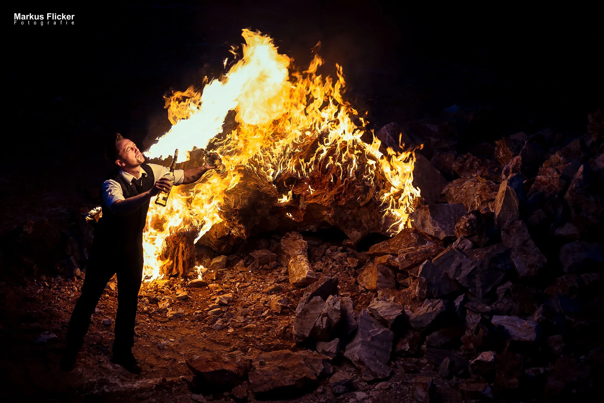 Portfolio Fotografie Videografie Fotograf Videograf Graz Steiermark Österreich Imagefotos Pyrotechnik Michelitsch Showbarkeeper mit Feuer und Feuerwerk