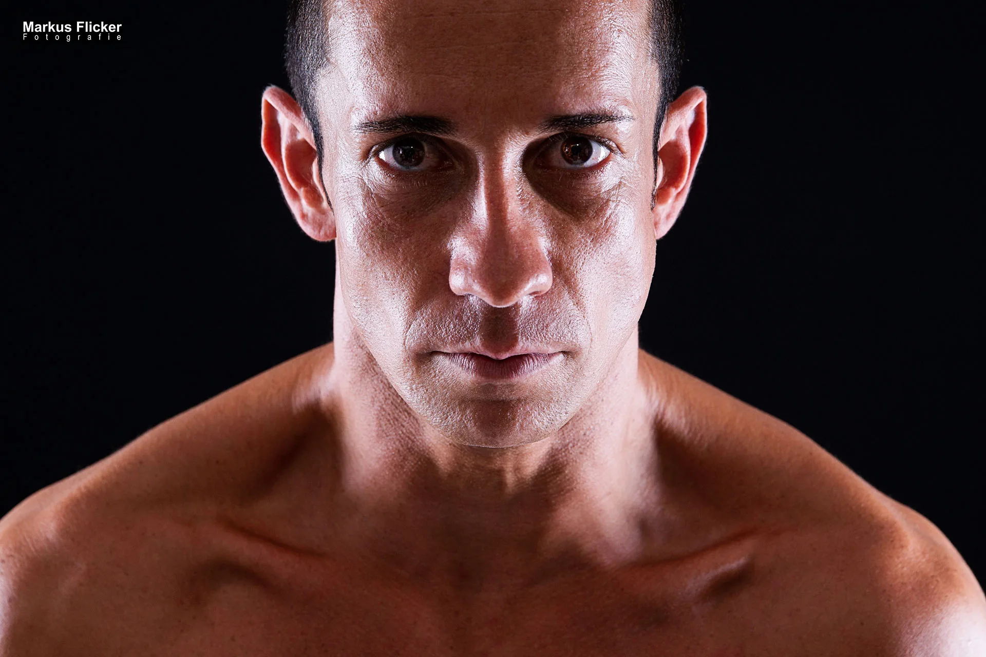 Fitness Male Model mit VW EOS und Sport Speedskates Sixpack Anzug inkl. 37 Fototipps und Bildideen MaleModel VW EOS Fitness Sport Speedskates Sixpack Anzug