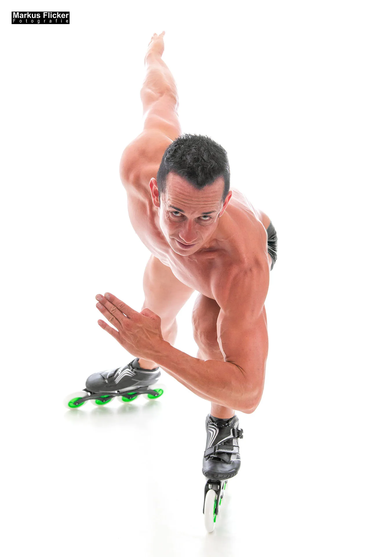 Fitness Male Model mit VW EOS und Sport Speedskates Sixpack Anzug inkl. 37 Fototipps und Bildideen MaleModel VW EOS Fitness Sport Speedskates Sixpack Anzug