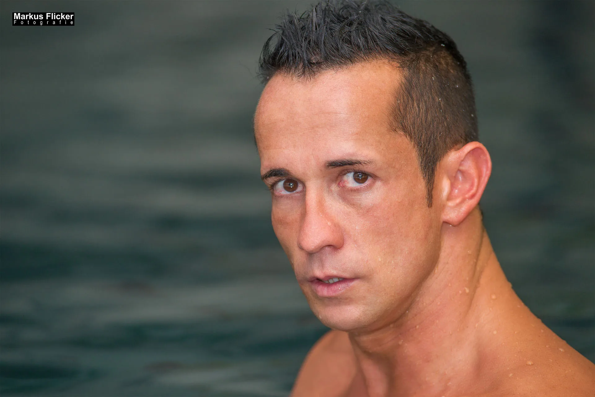 Fitness Male Model mit VW EOS und Sport Speedskates Sixpack Anzug inkl. 37 Fototipps und Bildideen MaleModel VW EOS Fitness Sport Speedskates Sixpack Anzug