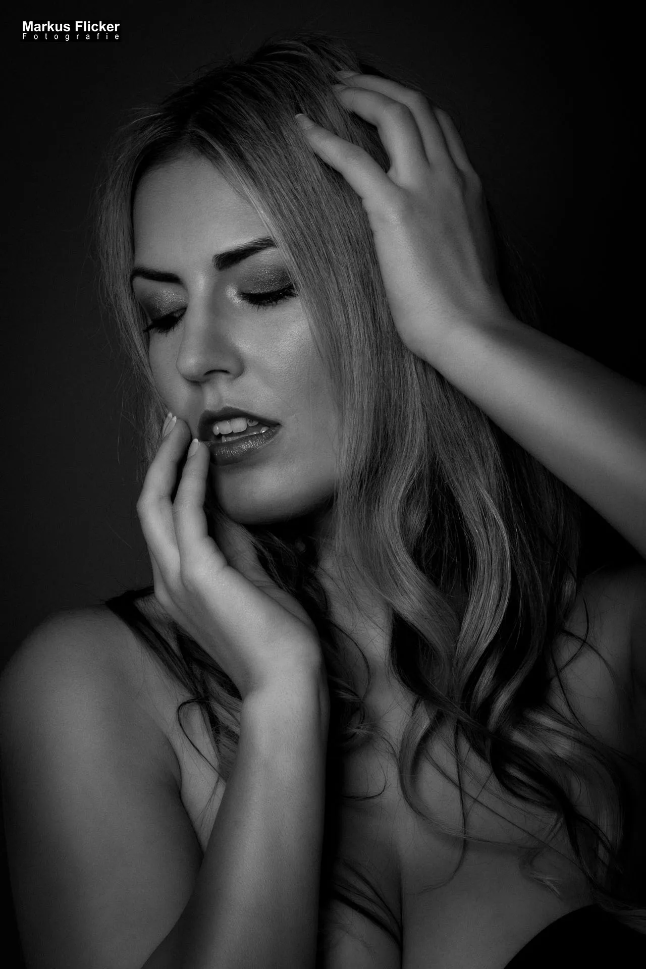 Kreative TFP-Shootings Fotos & Videos im Raum Graz, Maribor & Gleisdorf inkl. 37 Vorteile Female Model Silvia Sensual Dessous Hot Fotoshooting im Studio Portrait Photography Sinnliche Eleganz Die Kunst der Dessous-Fotografie