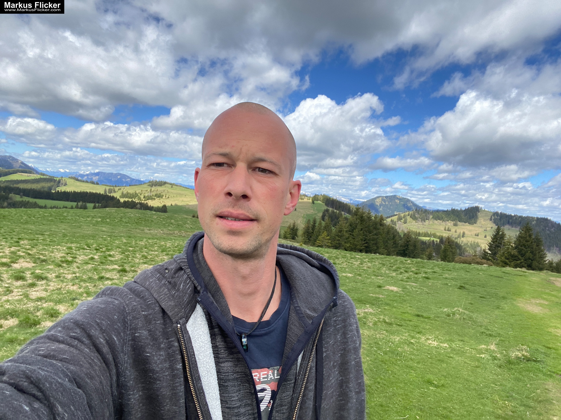 Genieße den wunderschönen Plankogel Rundwanderweg auf der Sommeralm im Almenland Steiermark Österreich bei einem entspannten Spaziergang mit dem Smartphone Genieße den wunderschönen Plankogel Rundwanderweg auf der Sommeralm im Almenland Steiermark Österreich bei einem entspannten Spaziergang mit dem Smartphone