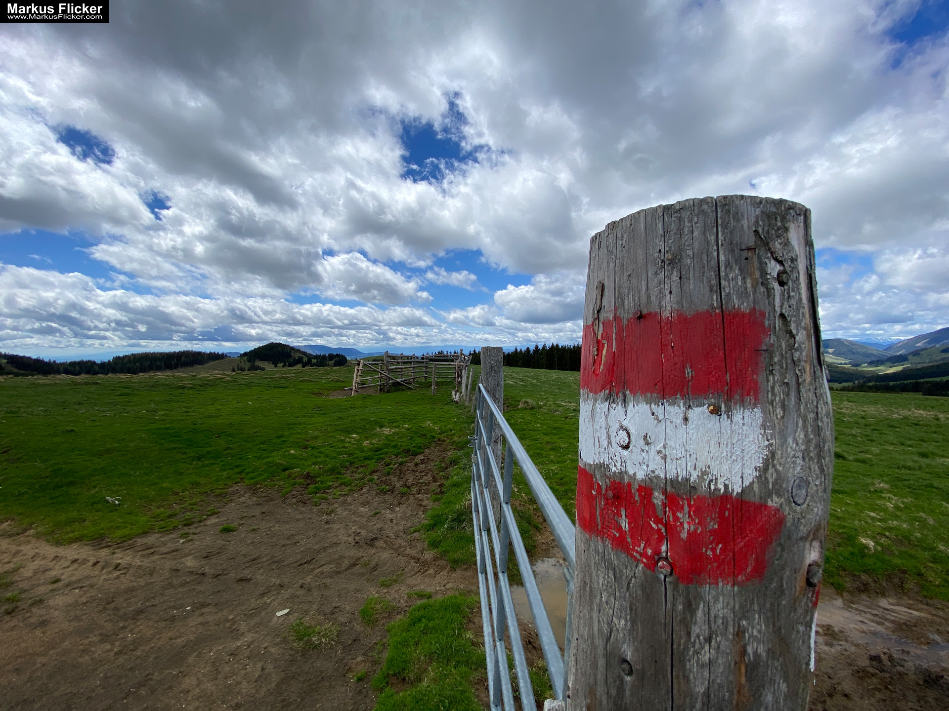 Genieße den wunderschönen Plankogel Rundwanderweg auf der Sommeralm im Almenland Steiermark Österreich bei einem entspannten Spaziergang mit dem Smartphone Genieße den wunderschönen Plankogel Rundwanderweg auf der Sommeralm im Almenland Steiermark Österreich bei einem entspannten Spaziergang mit dem Smartphone