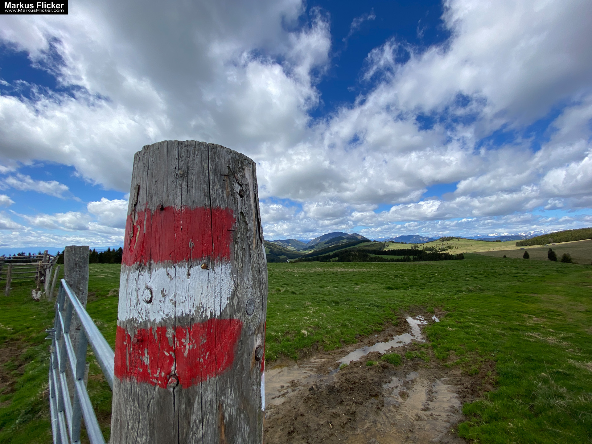 Genieße den wunderschönen Plankogel Rundwanderweg auf der Sommeralm im Almenland Steiermark Österreich bei einem entspannten Spaziergang mit dem Smartphone Genieße den wunderschönen Plankogel Rundwanderweg auf der Sommeralm im Almenland Steiermark Österreich bei einem entspannten Spaziergang mit dem Smartphone