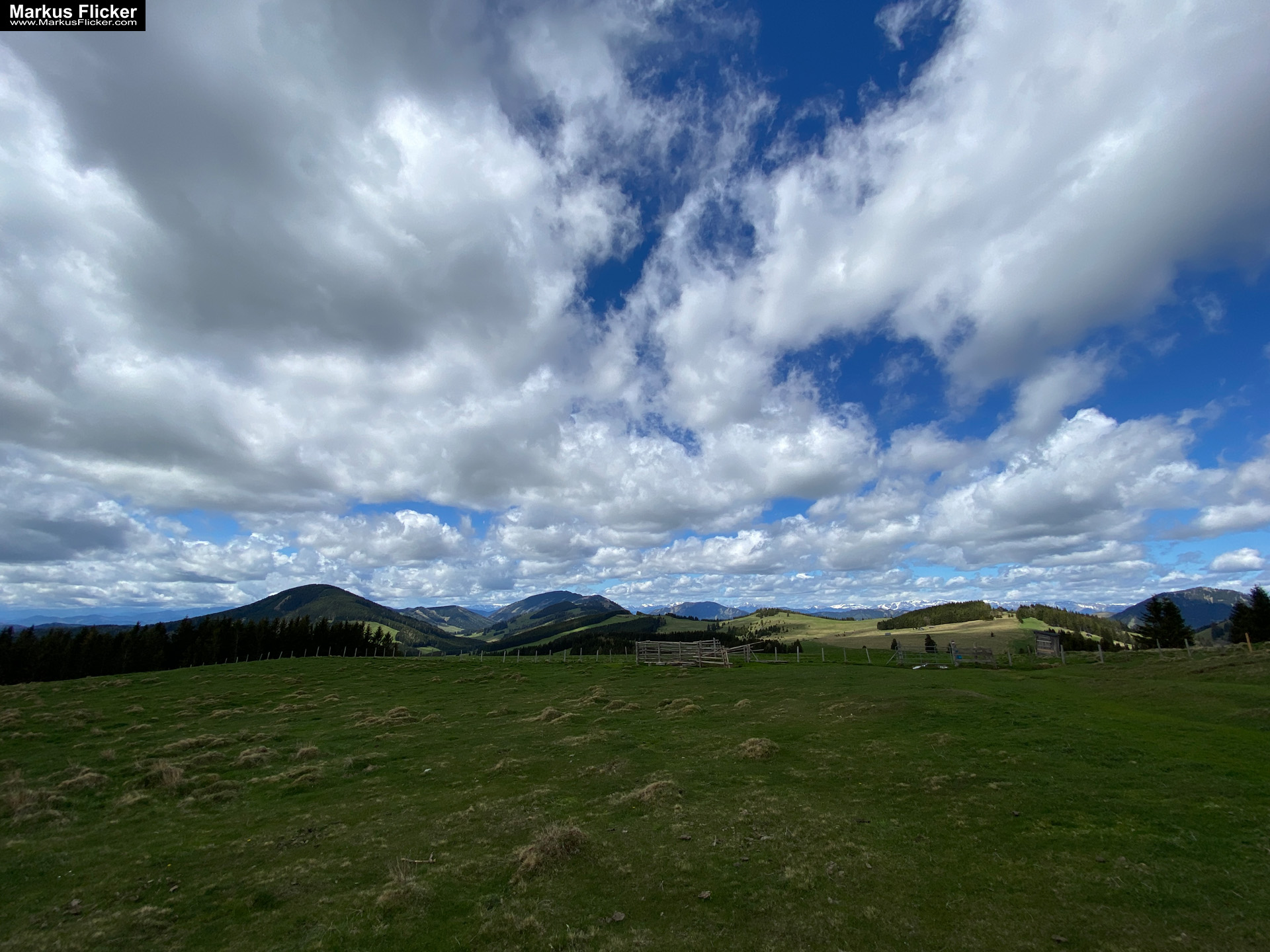 Genieße den wunderschönen Plankogel Rundwanderweg auf der Sommeralm im Almenland Steiermark Österreich bei einem entspannten Spaziergang mit dem Smartphone Genieße den wunderschönen Plankogel Rundwanderweg auf der Sommeralm im Almenland Steiermark Österreich bei einem entspannten Spaziergang mit dem Smartphone