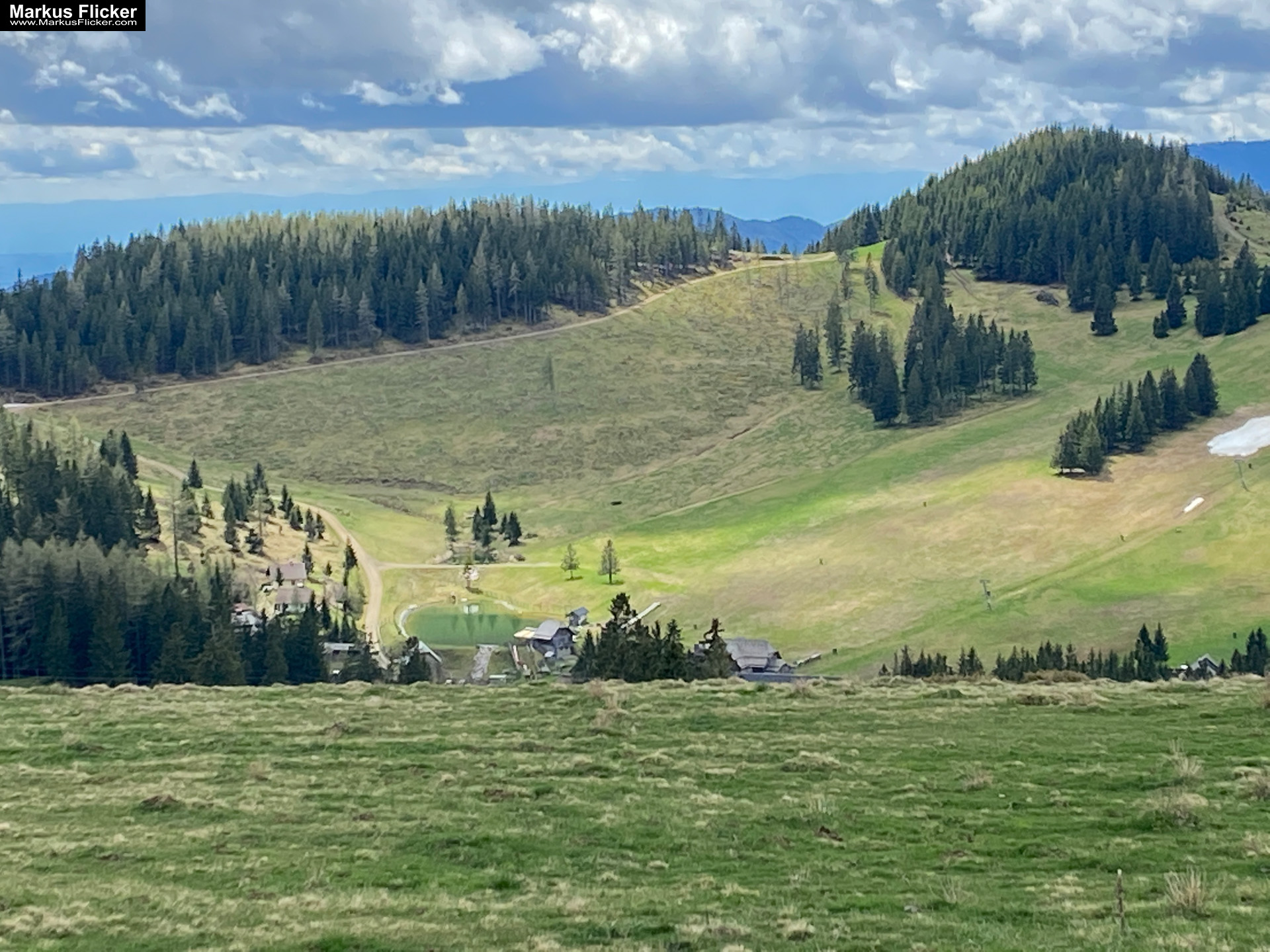Genieße den wunderschönen Plankogel Rundwanderweg auf der Sommeralm im Almenland Steiermark Österreich bei einem entspannten Spaziergang mit dem Smartphone Genieße den wunderschönen Plankogel Rundwanderweg auf der Sommeralm im Almenland Steiermark Österreich bei einem entspannten Spaziergang mit dem Smartphone