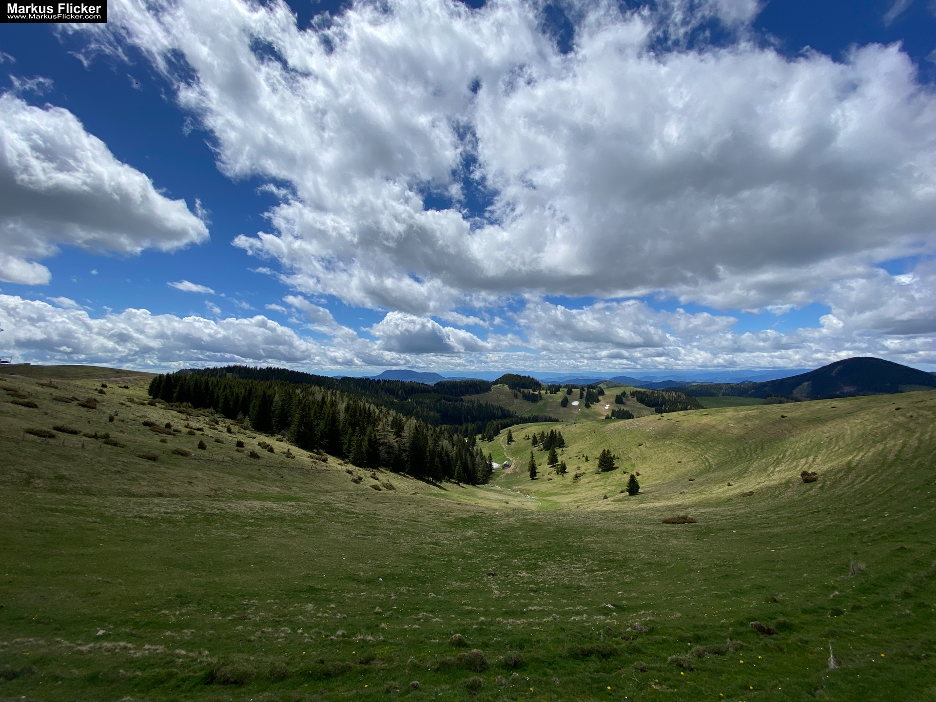 Genieße den wunderschönen Plankogel Rundwanderweg auf der Sommeralm im Almenland Steiermark Österreich bei einem entspannten Spaziergang mit dem Smartphone Genieße den wunderschönen Plankogel Rundwanderweg auf der Sommeralm im Almenland Steiermark Österreich bei einem entspannten Spaziergang mit dem Smartphone