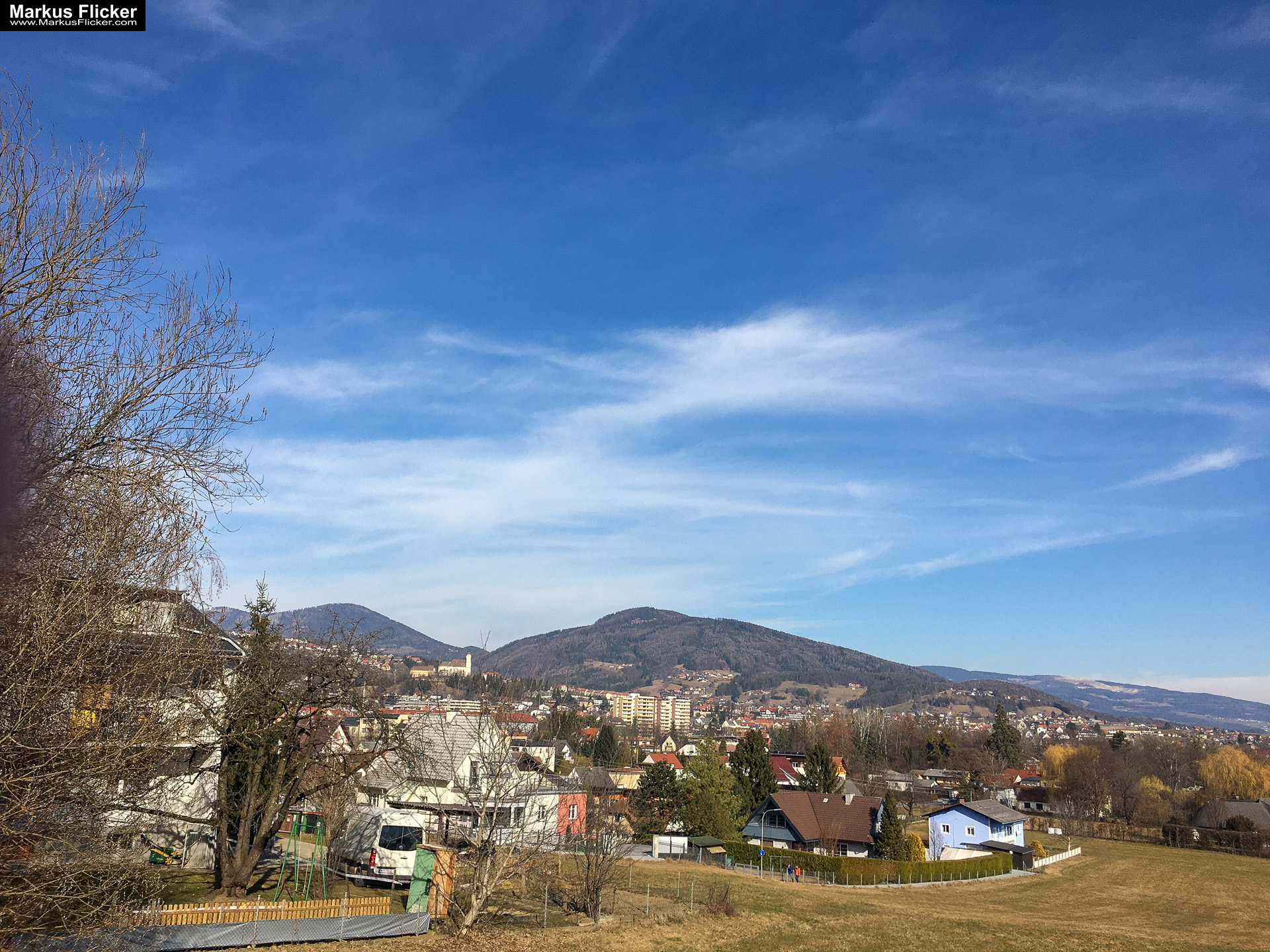 Eine kleine Reise in den eigenen 4 Wänden. Gedankenreise in gewohntem Umfeld. Komfortzone verlassen #GedankenZumLeben Eine kleine Reise in den eigenen 4 Wänden. Ein Spaziergang in meiner direkten Umgebung. Weiz. Steiermark. Reiseblog. Sucher suchen // Finder finden.