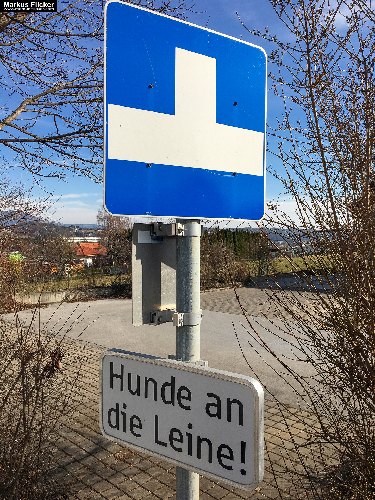 Eine kleine Reise in den eigenen 4 Wänden. Gedankenreise in gewohntem Umfeld. Komfortzone verlassen #GedankenZumLeben Eine kleine Reise in den eigenen 4 Wänden. Ein Spaziergang in meiner direkten Umgebung. Weiz. Steiermark. Reiseblog. Sucher suchen // Finder finden.