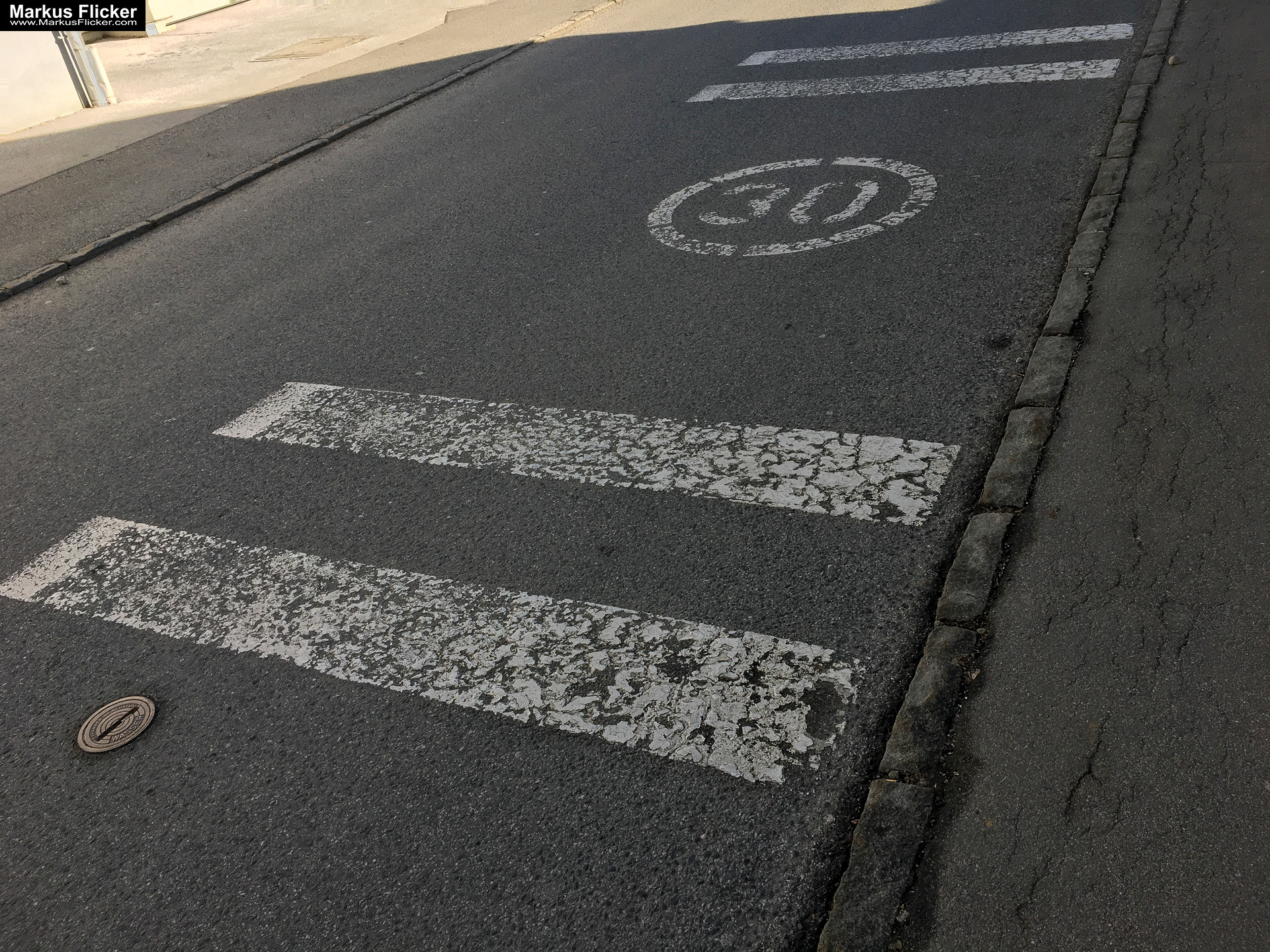 Eine kleine Reise in den eigenen 4 Wänden. Gedankenreise in gewohntem Umfeld. Komfortzone verlassen #GedankenZumLeben Eine kleine Reise in den eigenen 4 Wänden. Ein Spaziergang in meiner direkten Umgebung. Weiz. Steiermark. Reiseblog. Sucher suchen // Finder finden.