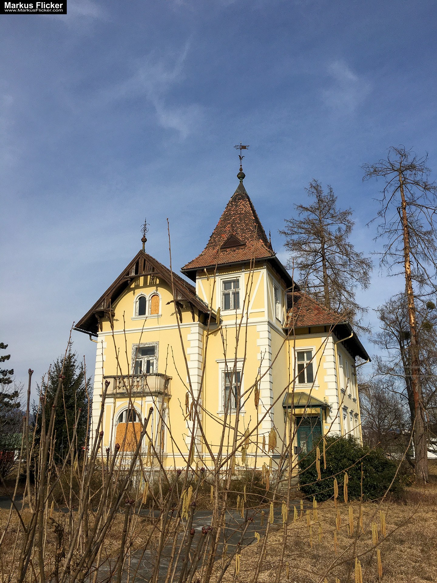 Eine kleine Reise in den eigenen 4 Wänden. Gedankenreise in gewohntem Umfeld. Komfortzone verlassen #GedankenZumLeben Eine kleine Reise in den eigenen 4 Wänden. Ein Spaziergang in meiner direkten Umgebung. Weiz. Steiermark. Reiseblog. Sucher suchen // Finder finden.