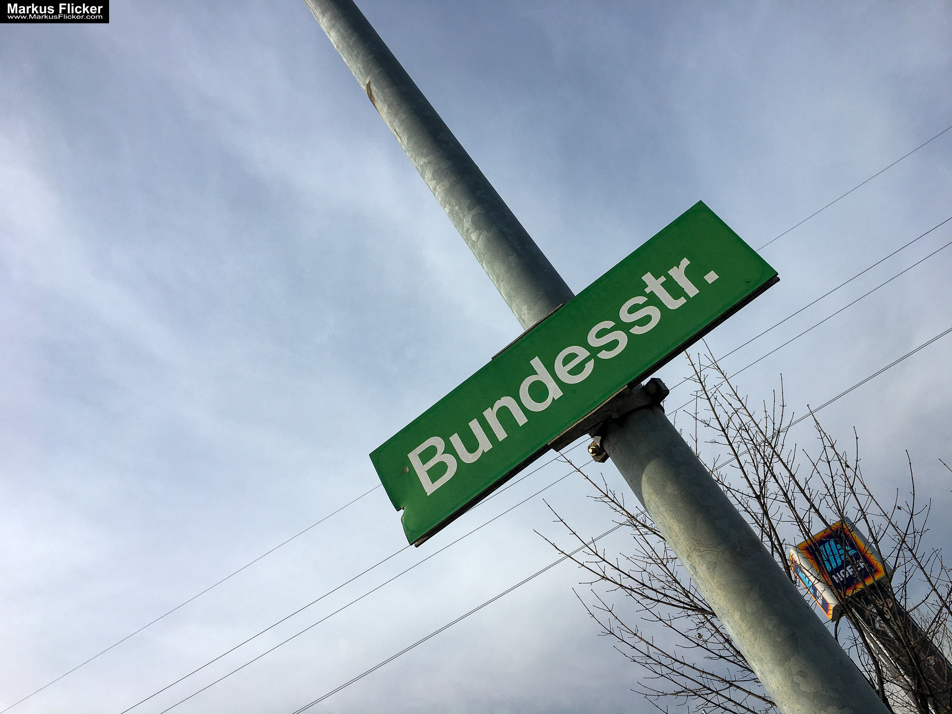 Eine kleine Reise in den eigenen 4 Wänden. Gedankenreise in gewohntem Umfeld. Komfortzone verlassen #GedankenZumLeben Eine kleine Reise in den eigenen 4 Wänden. Ein Spaziergang in meiner direkten Umgebung. Weiz. Steiermark. Reiseblog. Sucher suchen // Finder finden.