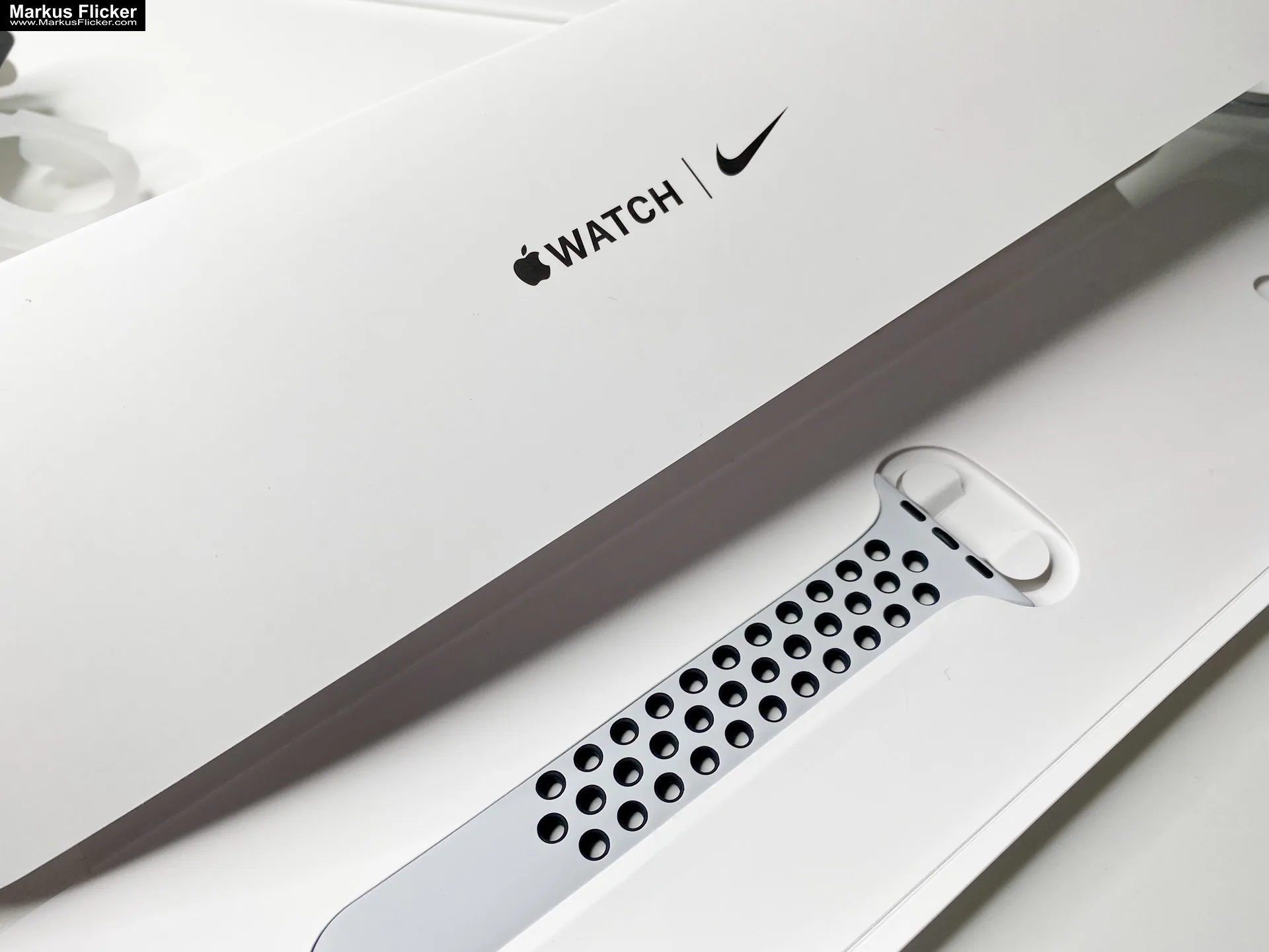 Unboxing & Konfiguration Video Apple Watch SE Nike Aluminium 44mm Silber MYYH2FD/A inkl. Ladestation Charging Dock Station Smartwatch Unboxing & Konfiguration Video Apple Watch SE Nike Aluminium 44mm Silber MYYH2FD/A inkl. Ladestation Charging Dock Station