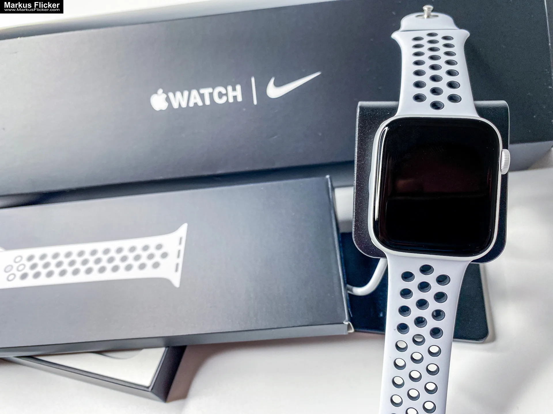 Unboxing & Konfiguration Video Apple Watch SE Nike Aluminium 44mm Silber MYYH2FD/A inkl. Ladestation Charging Dock Station Smartwatch Unboxing & Konfiguration Video Apple Watch SE Nike Aluminium 44mm Silber MYYH2FD/A inkl. Ladestation Charging Dock Station