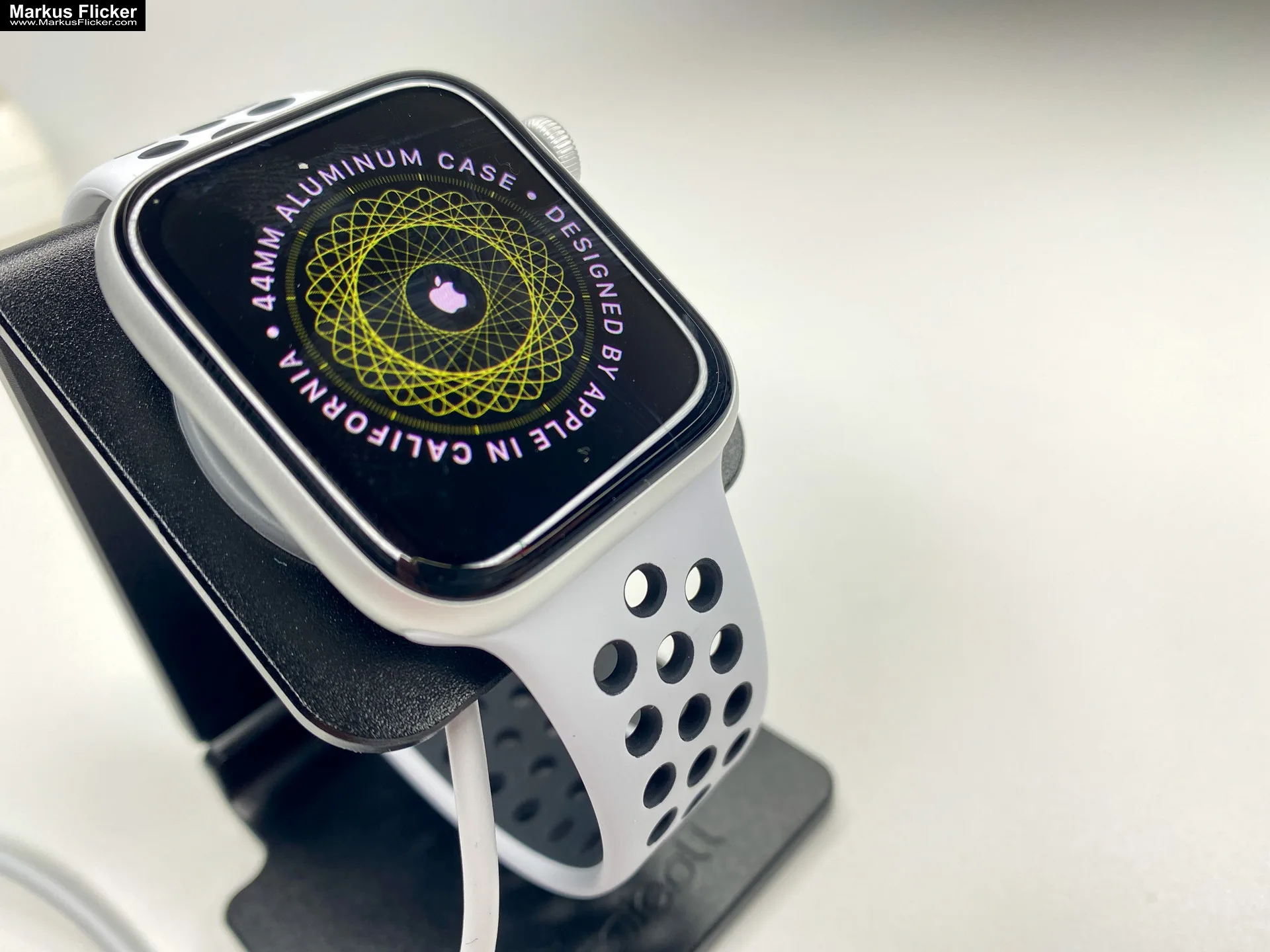 Unboxing & Konfiguration Video Apple Watch SE Nike Aluminium 44mm Silber MYYH2FD/A inkl. Ladestation Charging Dock Station Smartwatch Unboxing & Konfiguration Video Apple Watch SE Nike Aluminium 44mm Silber MYYH2FD/A inkl. Ladestation Charging Dock Station