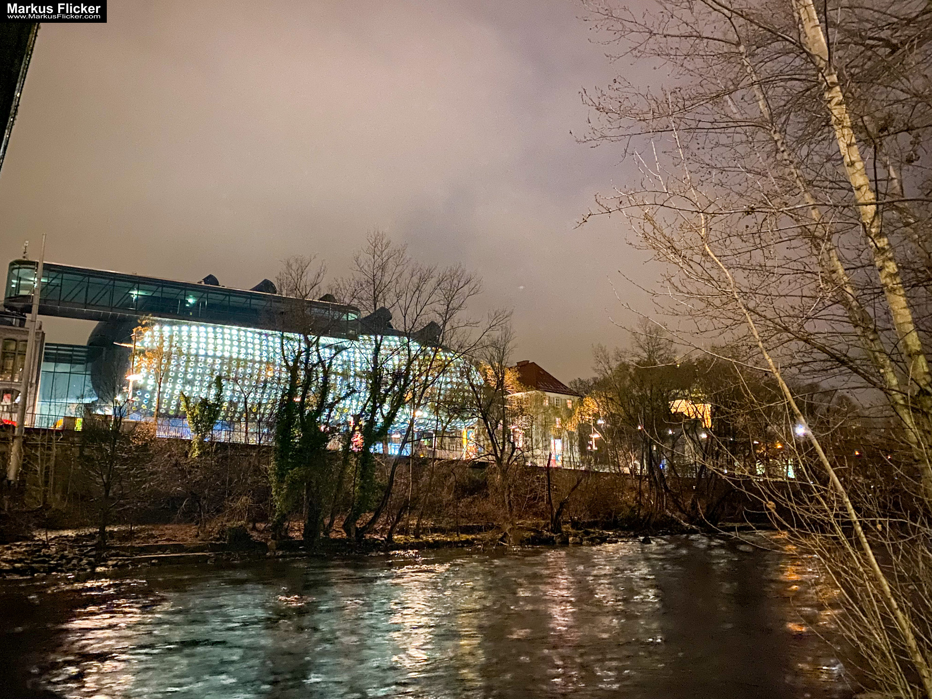 Advent Weihnachtsmarkt in Graz Christkindlmarkt im Winter #visitstyria #visitgraz #grazgram #visitaustria Die Murinsel Graz mit Beleuchtung zur Weihnachtszeit
