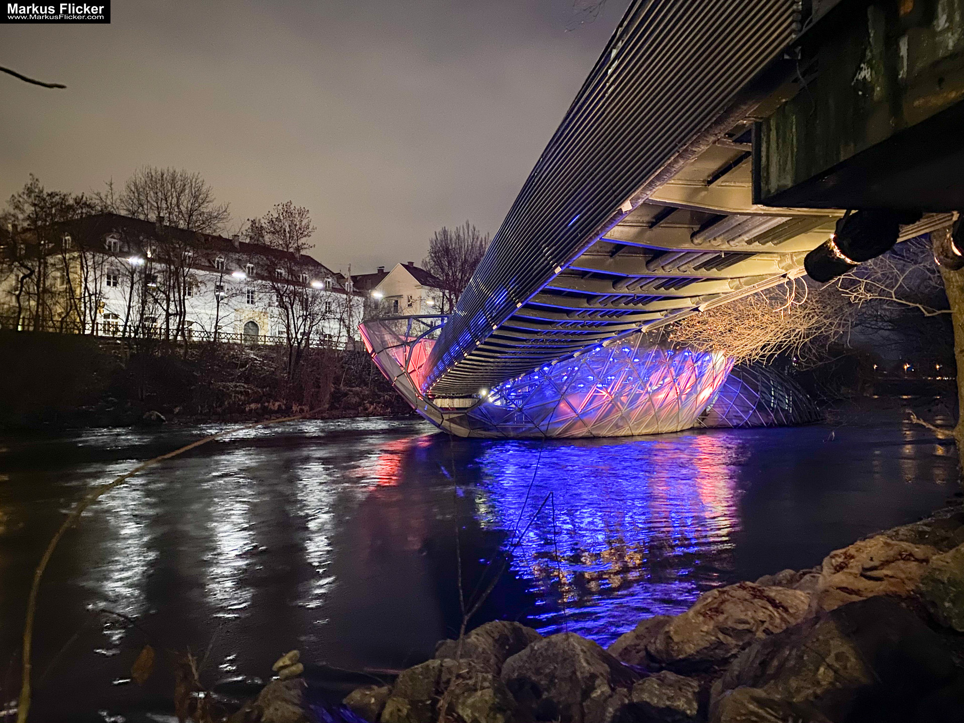 Advent Weihnachtsmarkt in Graz Christkindlmarkt im Winter #visitstyria #visitgraz #grazgram #visitaustria Die Murinsel Graz mit Beleuchtung zur Weihnachtszeit