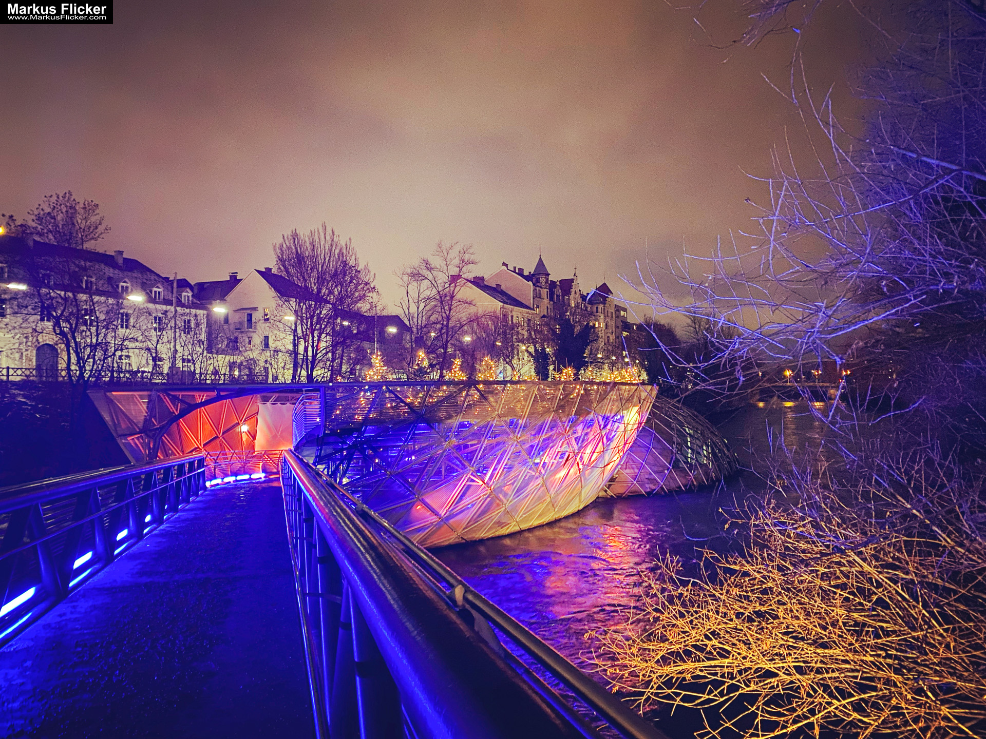 Advent Weihnachtsmarkt in Graz Christkindlmarkt im Winter #visitstyria #visitgraz #grazgram #visitaustria Die Murinsel Graz mit Beleuchtung zur Weihnachtszeit