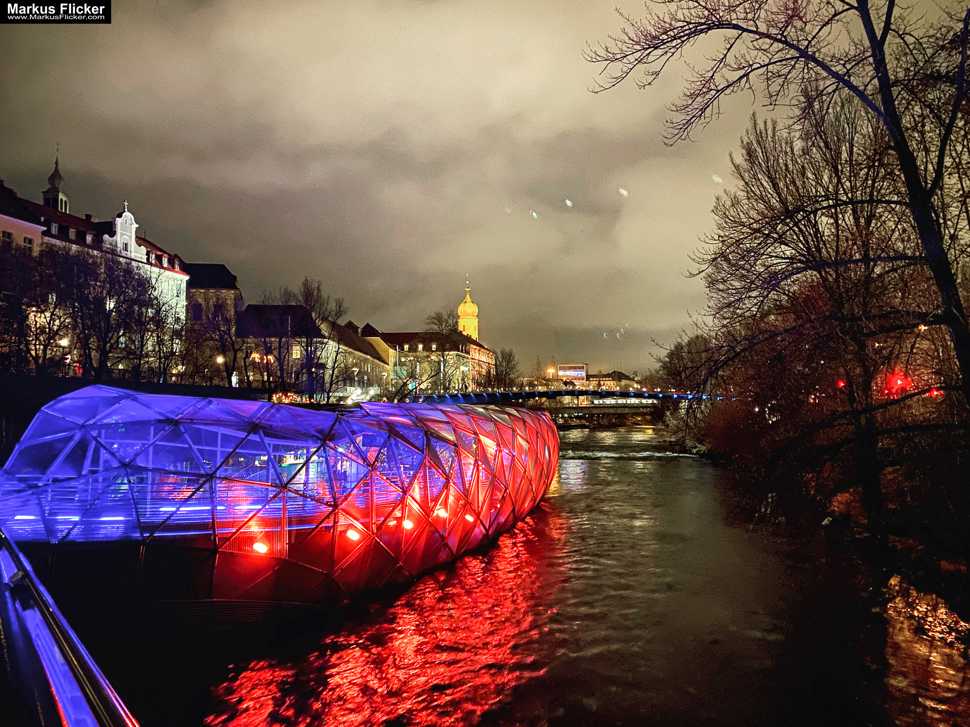Advent Weihnachtsmarkt in Graz Christkindlmarkt im Winter #visitstyria #visitgraz #grazgram #visitaustria Die Murinsel Graz mit Beleuchtung zur Weihnachtszeit