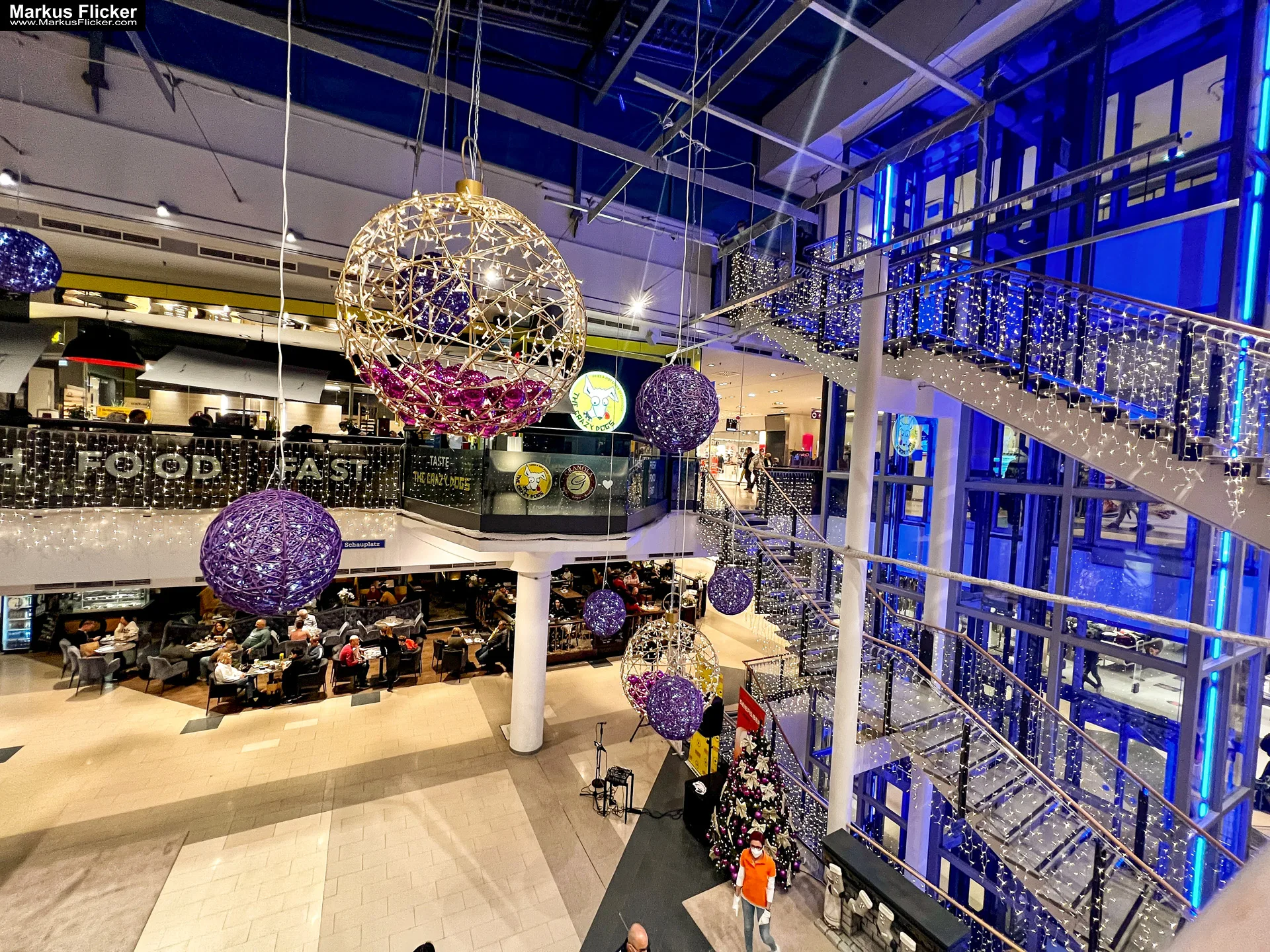 Advent Weihnachtsmarkt in Graz Christkindlmarkt im Winter #visitstyria #visitgraz #grazgram #visitaustria GRAZ HAUPTSTADT DES SÜDÖSTERREICHISCHEN BUNDESLANDES STEIERMARK Weihnachten Steirer Advent Weihnachtsbeleuchtung Graz Schlossberg