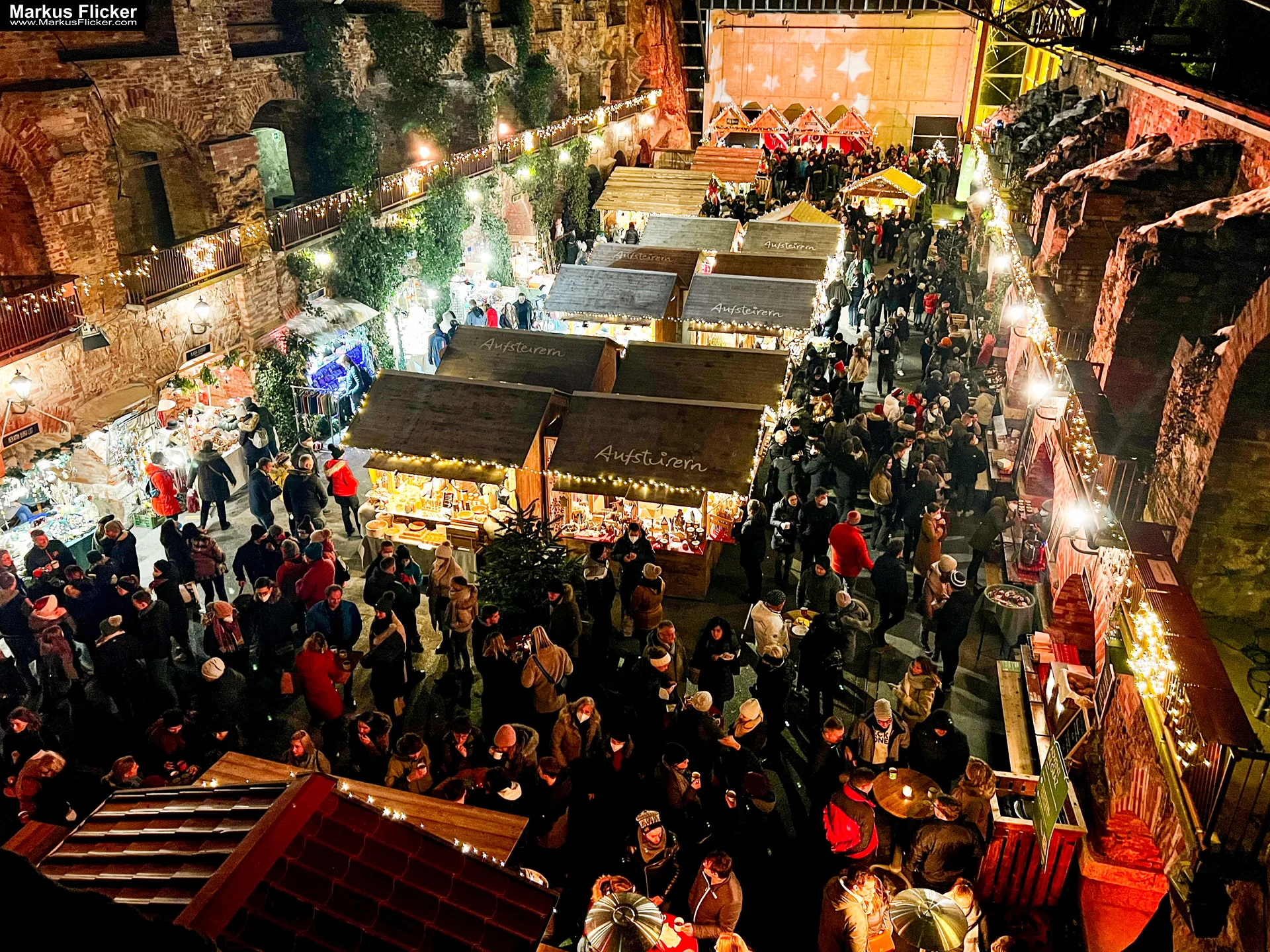 Advent Weihnachtsmarkt in Graz Christkindlmarkt im Winter #visitstyria #visitgraz #grazgram #visitaustria GRAZ HAUPTSTADT DES SÜDÖSTERREICHISCHEN BUNDESLANDES STEIERMARK Weihnachten Steirer Advent Weihnachtsbeleuchtung Graz Schlossberg
