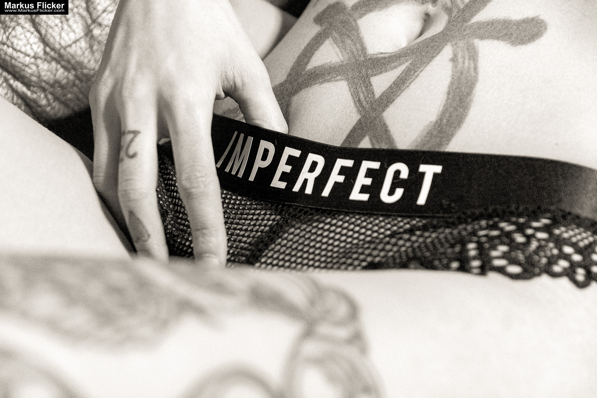 Kreative TFP-Shootings Fotos & Videos im Raum Graz, Maribor & Gleisdorf inkl. 37 Vorteile Erotic Art Dessous Nude Akt Portrait Photography Studio Photo Female Model Lisa Fotostudio Dusche Couch Tattoo Piercing