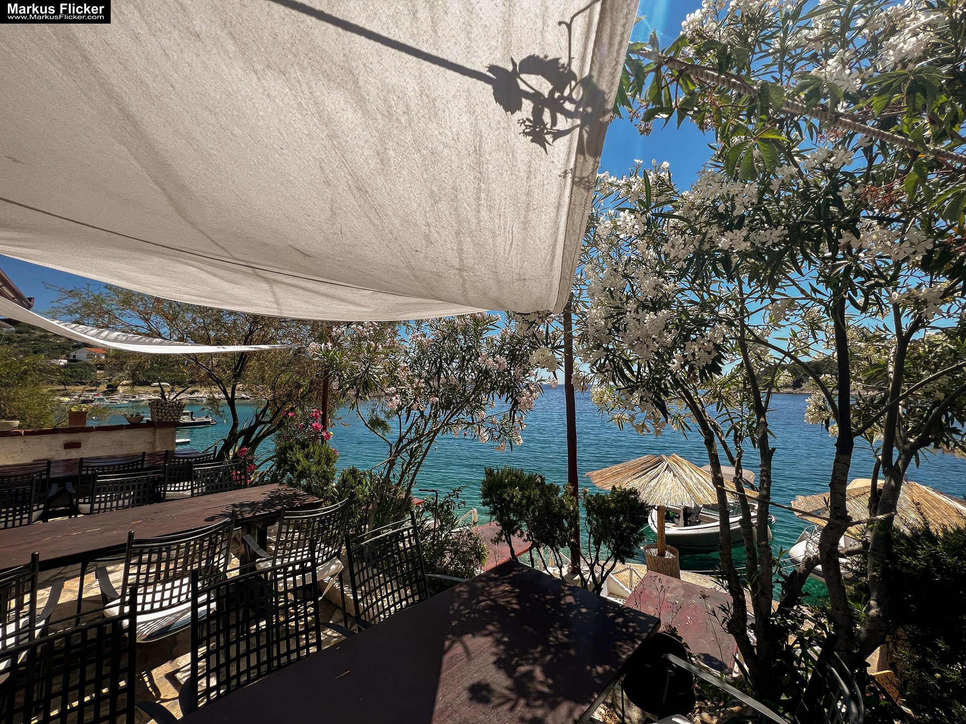 Konoba Lanterna Plaža Sevid Beach Mediterranes Restaurant Strand in einer Bucht in Kroatien #VISITCROATIA Konoba Lanterna Sevid Mediterranes Restaurant Kroatien #VISITCROATIA